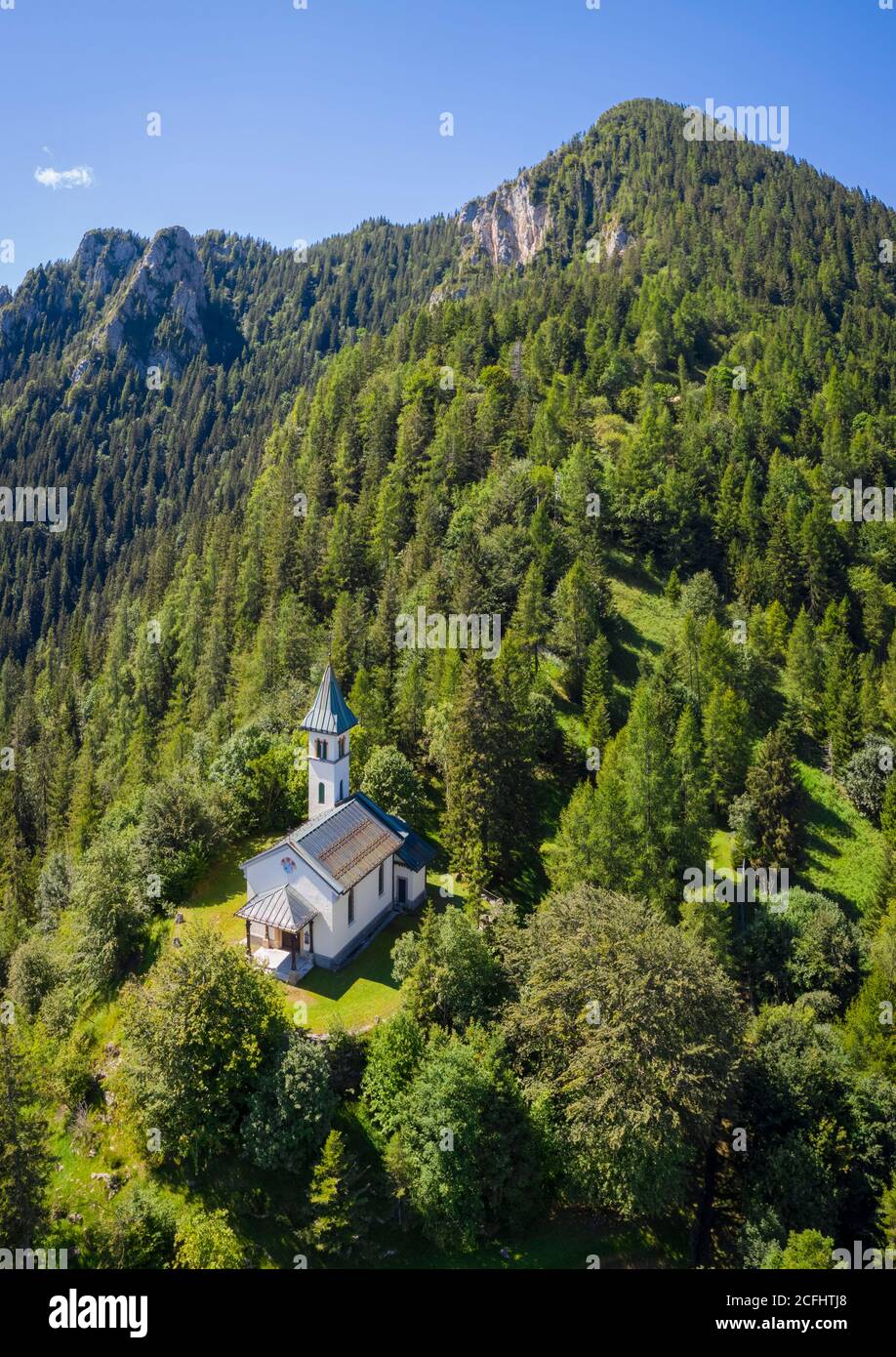 Luftaufnahme der Silvestri-Kirche und des Monte Pora. Presolana Pass, Angolo Terme, Seriana Valley, Provinz Brescia, Lombardei, Italien. Stockfoto