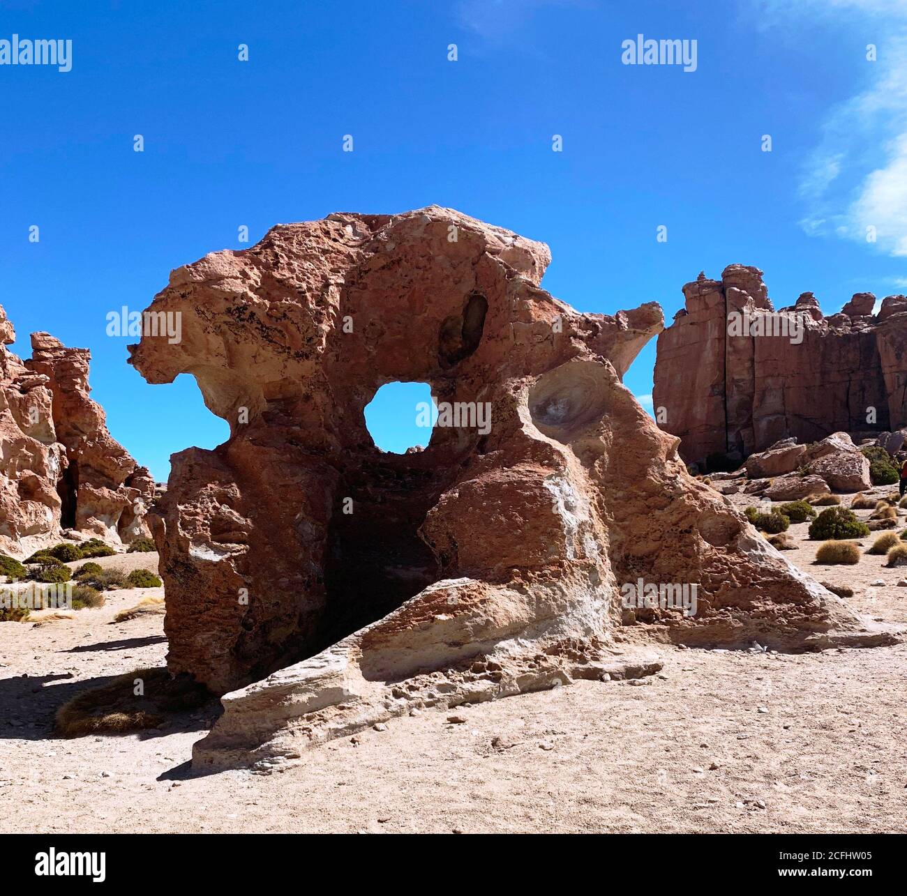 Surreale Gesteinsformation mit rundem Loch in der Atacama Wüste, ungewöhnliche geologische Formation in extremem Gelände, landschaftlich reizvolle Klippen Landschaft, einzigartige Felsen, Lone Stockfoto