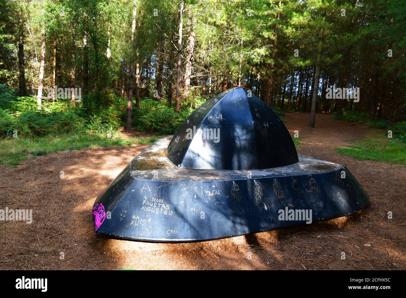 Fliegende Untertasse auf dem UFO Trail im Rendlesham Forest, Suffolk, Großbritannien Stockfoto