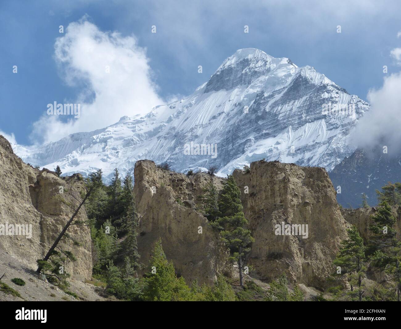 Wunderbare Himalaya-Landschaft von Mustang, Nepal. Majestätische Schneeberge. Landschaftlich schöne Felsen. Weiße Klippen. Immergrüne Nadelbäume. Nilgiri Mount. Stockfoto
