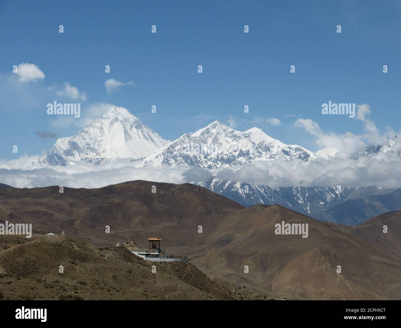 Mustang Königreich, Nepal. Erstaunliche Himalaya Schnee Berge im Muktinath Tal. Berühmtes Kloster. Tibetische Wildnis Natur. Annapurna Circuit. Stockfoto