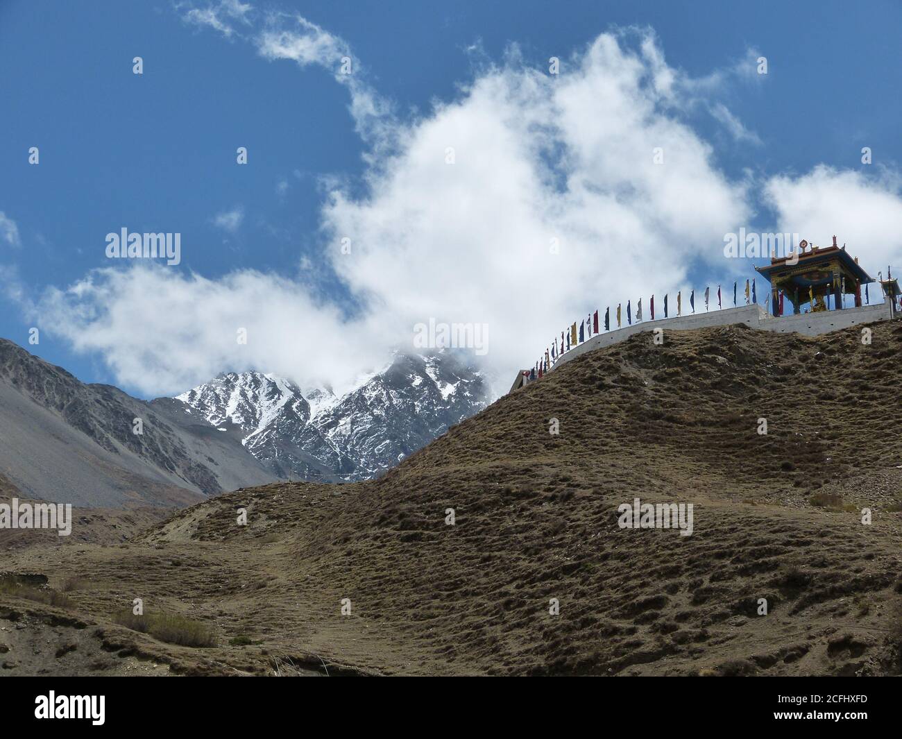 Awesome Schnee Himalaya Berge in Mustang Bezirk, Nepal. Buddhistisches Kloster Muktinath. Erstaunliche tibetische Berglandschaft. Faszinierendes Asien. Stockfoto