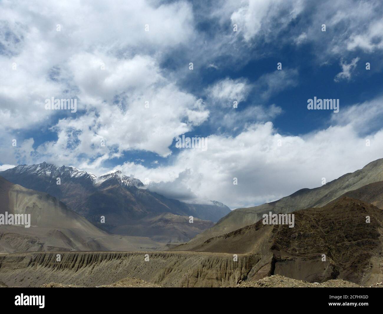 Ehrfürchtige Himalayan Berge in Upper Mustang. Faszinierendes Nepal. Göttliche Schönheit der tibetischen Natur. Schneebedeckte Gipfel des majestätischen Himalaya-Gebirges Stockfoto
