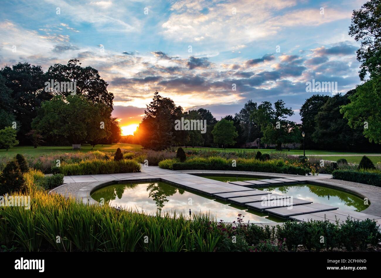 Sonnenuntergang über Zierteich und Gärten Stockfoto
