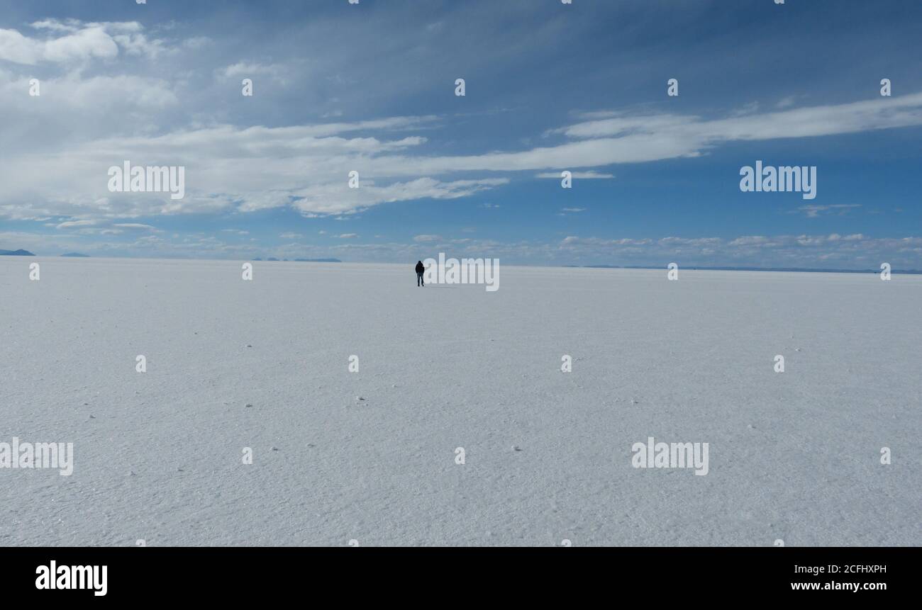 Der Salar de Uyuni ist eine der phänomenalsten Attraktionen Südamerikas. Weite Weite von weißem, glitzerndem Salz. Salar de Tunupa, Bolivien. Salzwüste. Stockfoto