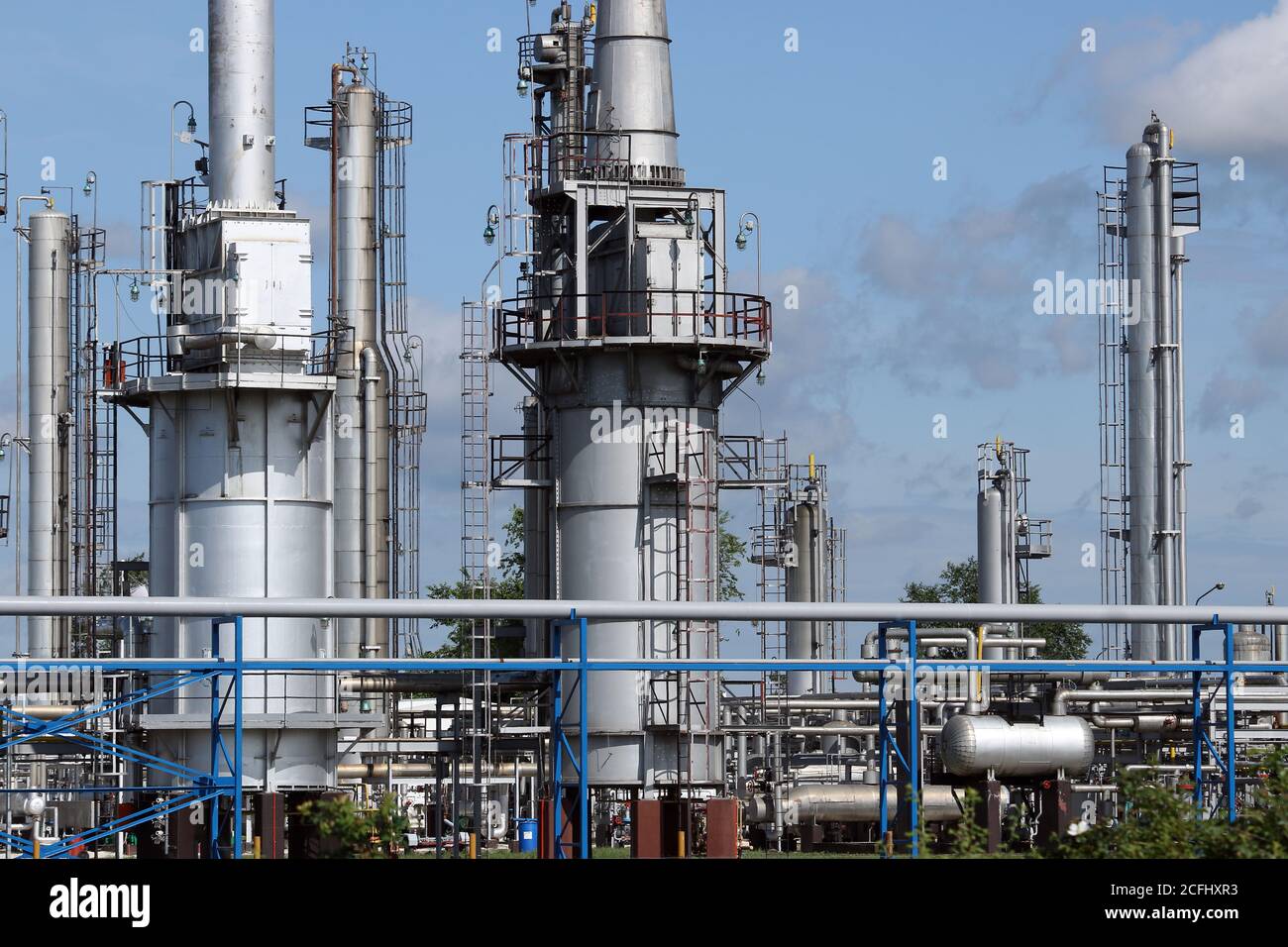 Ölraffinerie Petrochemie Anlage Pipelines und Schornstein Schwerindustrie Stockfoto