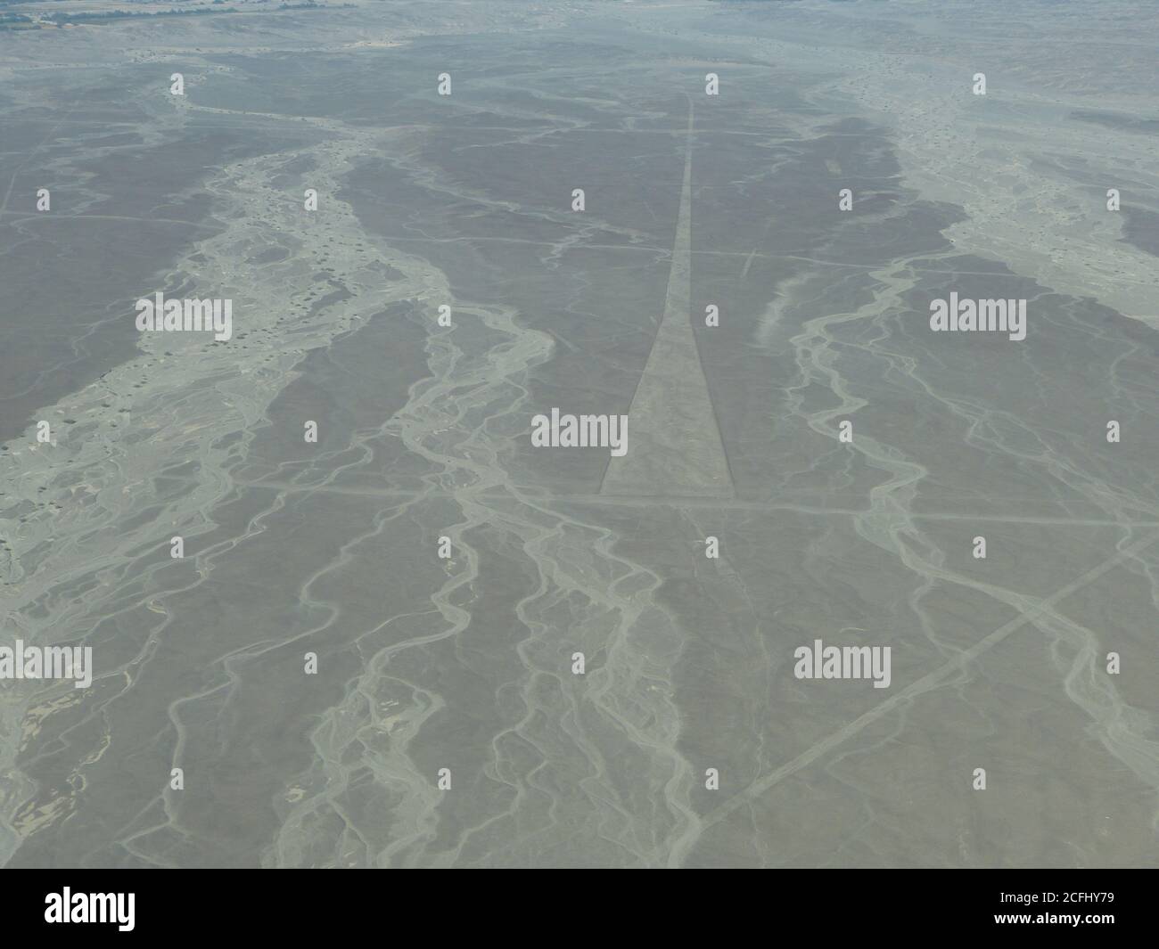 Nasca-Linien sind gigantische Geoglyphen, die durch Vertiefungen oder flache Schnitte im Boden der Nazca-Wüste im Süden Perus gebildet werden. Luftbild. Stockfoto