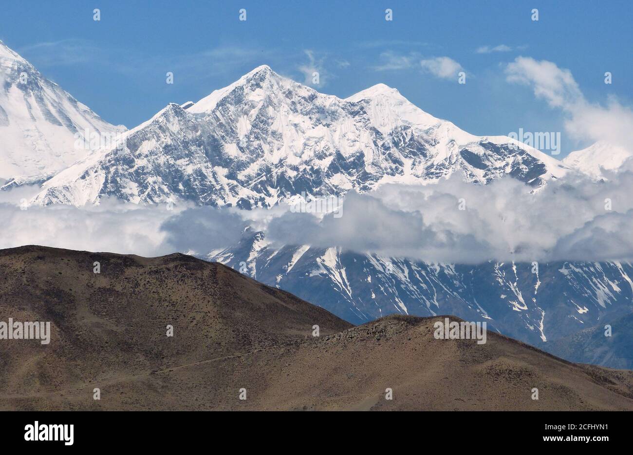 Majestätische Himalaya Berge, Mustang Bezirk, Nepal. Muktinath Tal. Königreich Lo. Schneebedeckte Gipfel des Himalaya. Malerische Berglandschaft. Stockfoto