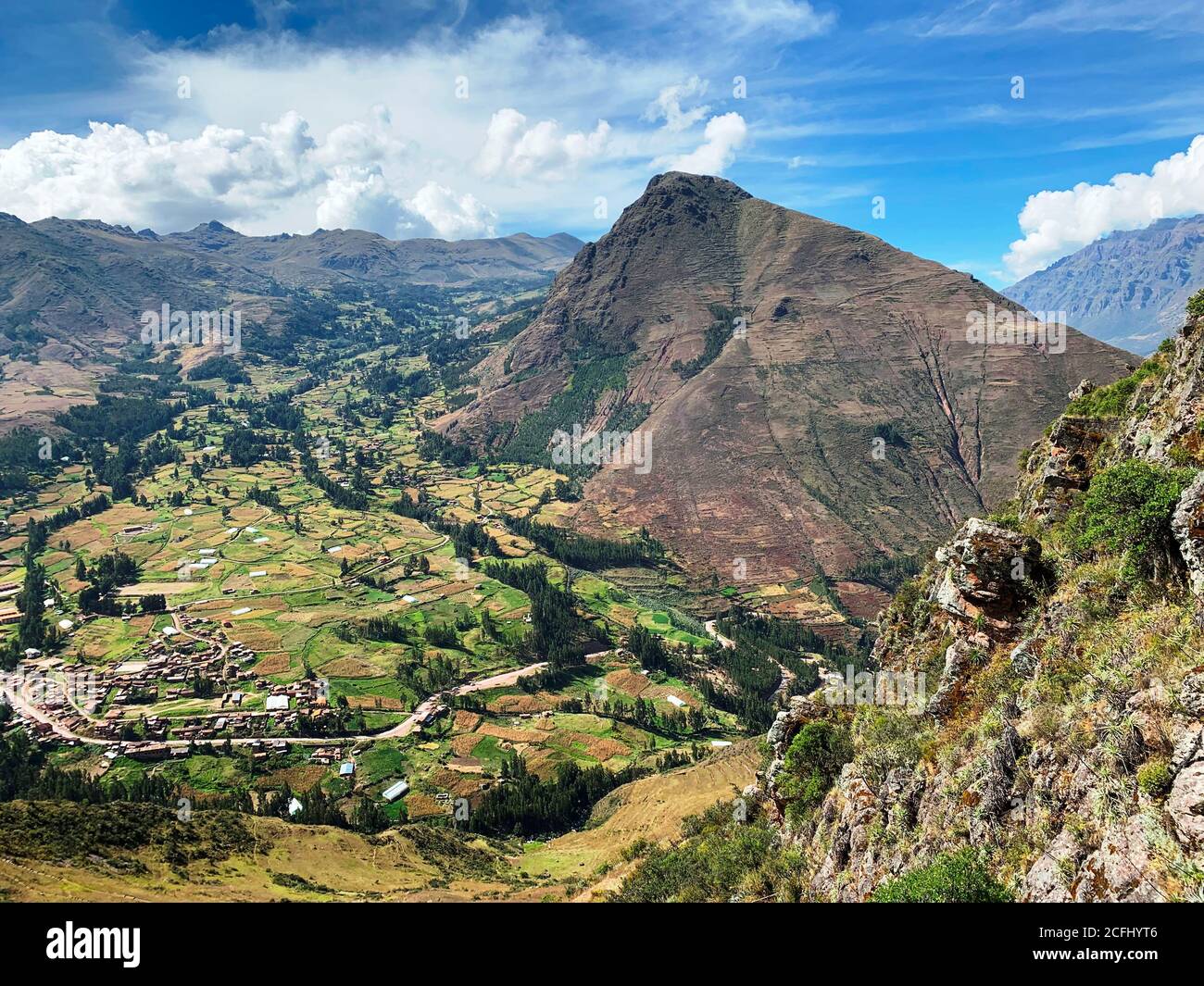 Malerisches Urubamba Tal in Peru. Geburtsort des Inka-Reiches. Wunderschöne peruanische Landschaft. Ländliche idyllische Landschaft. Herrliche Berge der Anden. Stockfoto