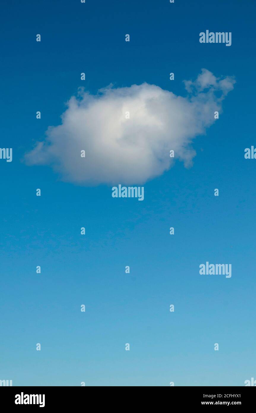 Eine einzige weiße Wolke auf einem blauen klaren Himmel Stockfoto