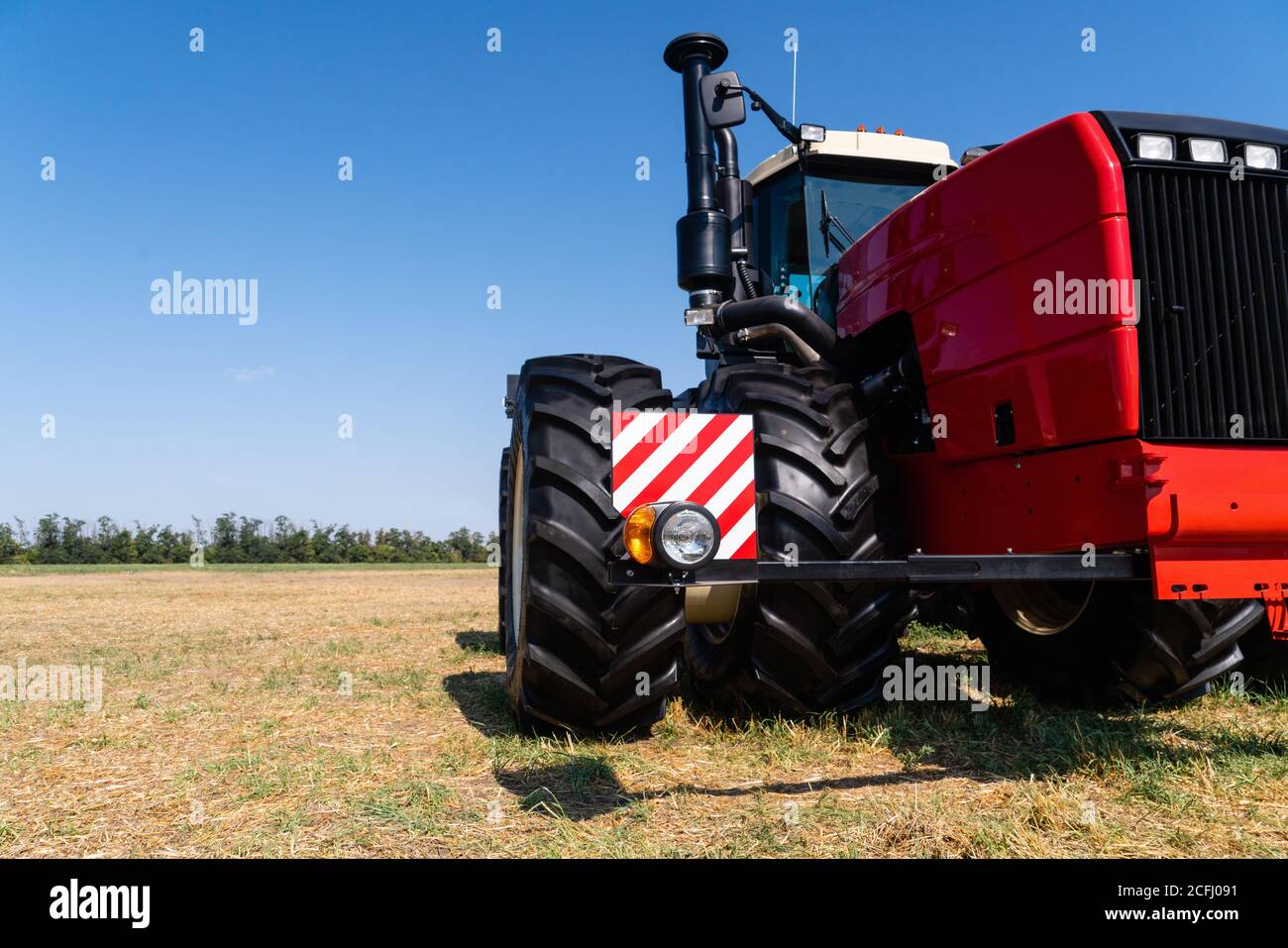 Roter Traktor auf einem landwirtschaftlichen Feld Stockfoto