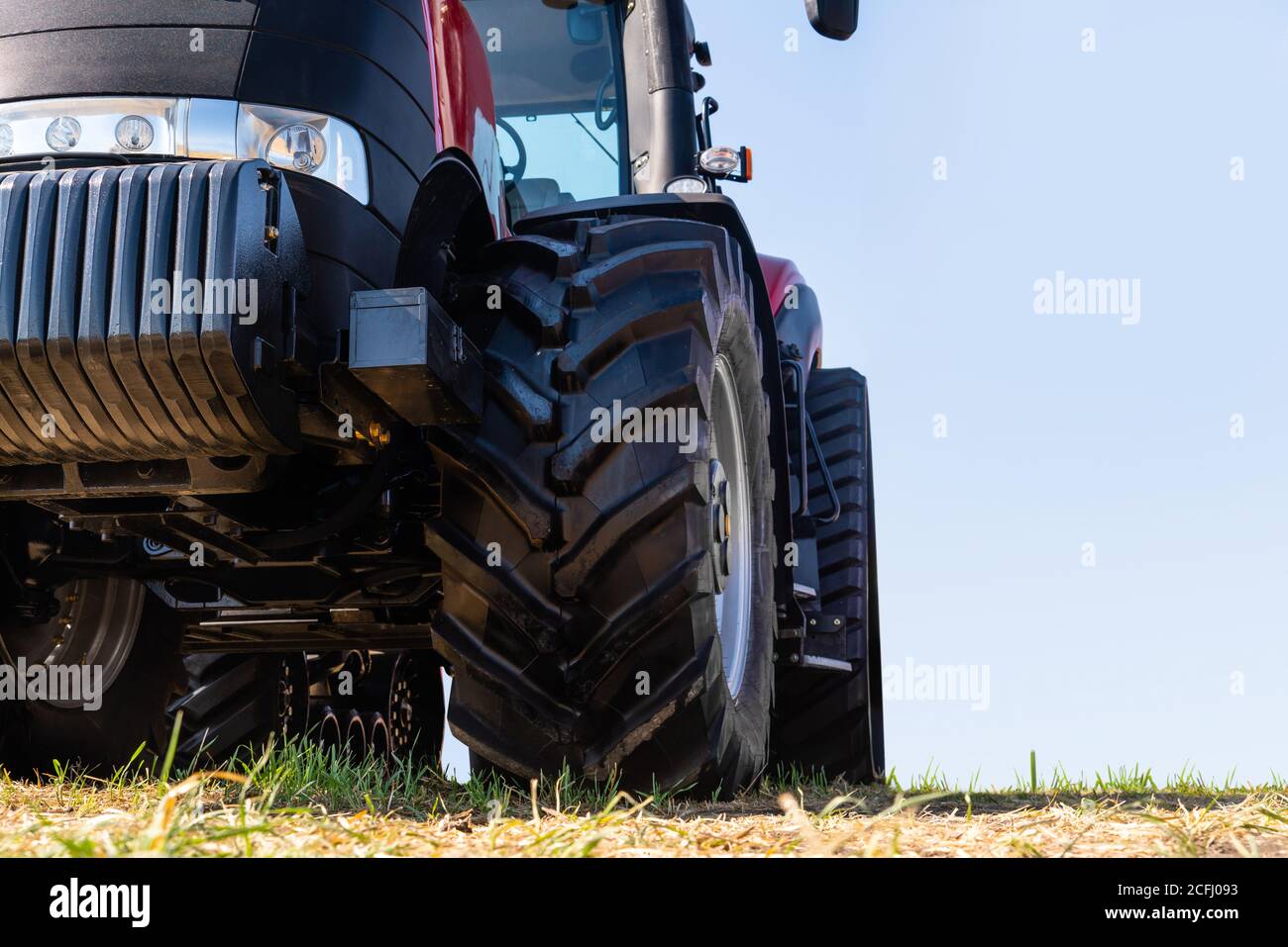Roter Traktor auf einem landwirtschaftlichen Feld Stockfoto