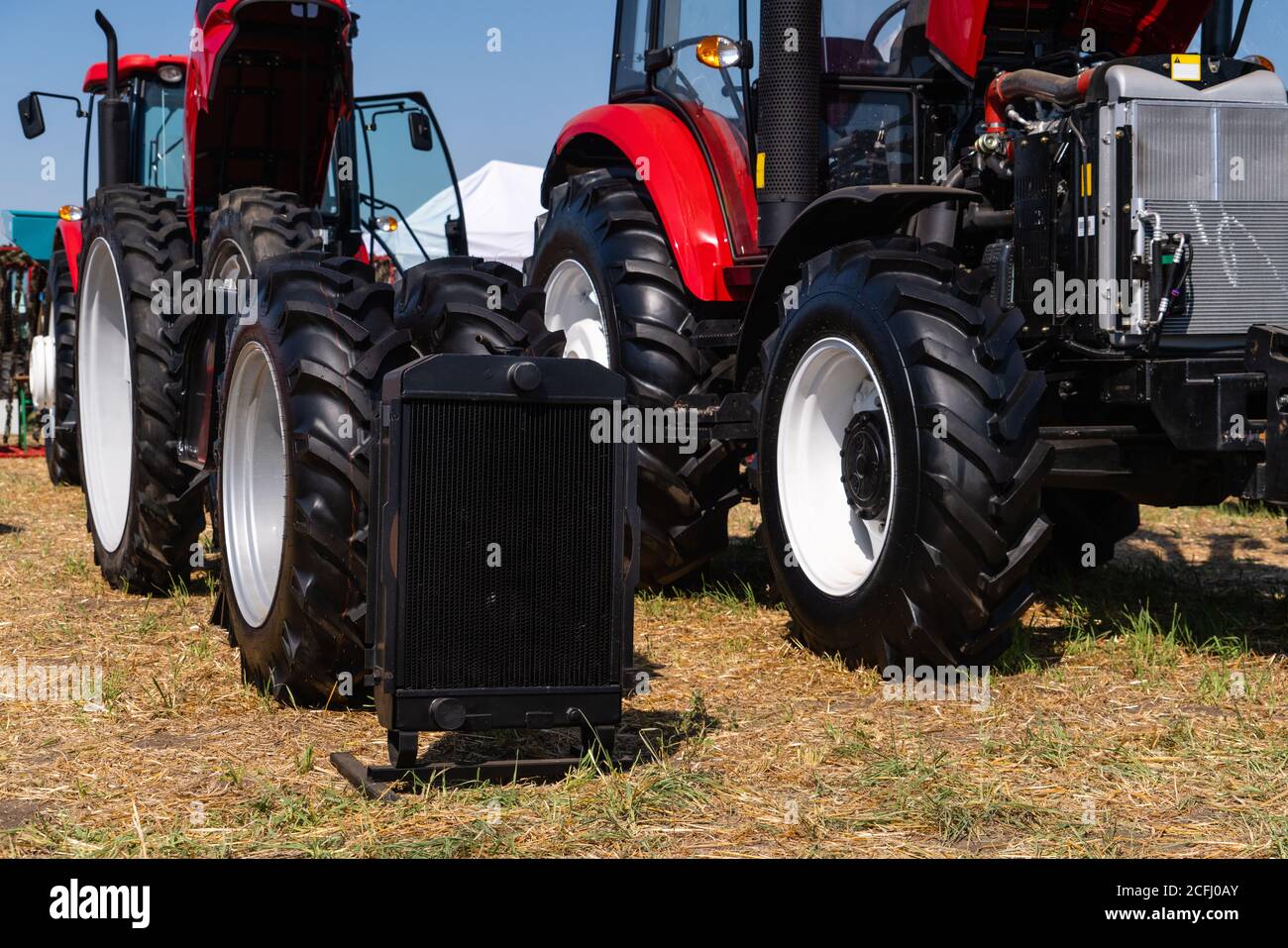 Traktor mit Ersatzteilen. Reparatur von Landmaschinen Stockfoto