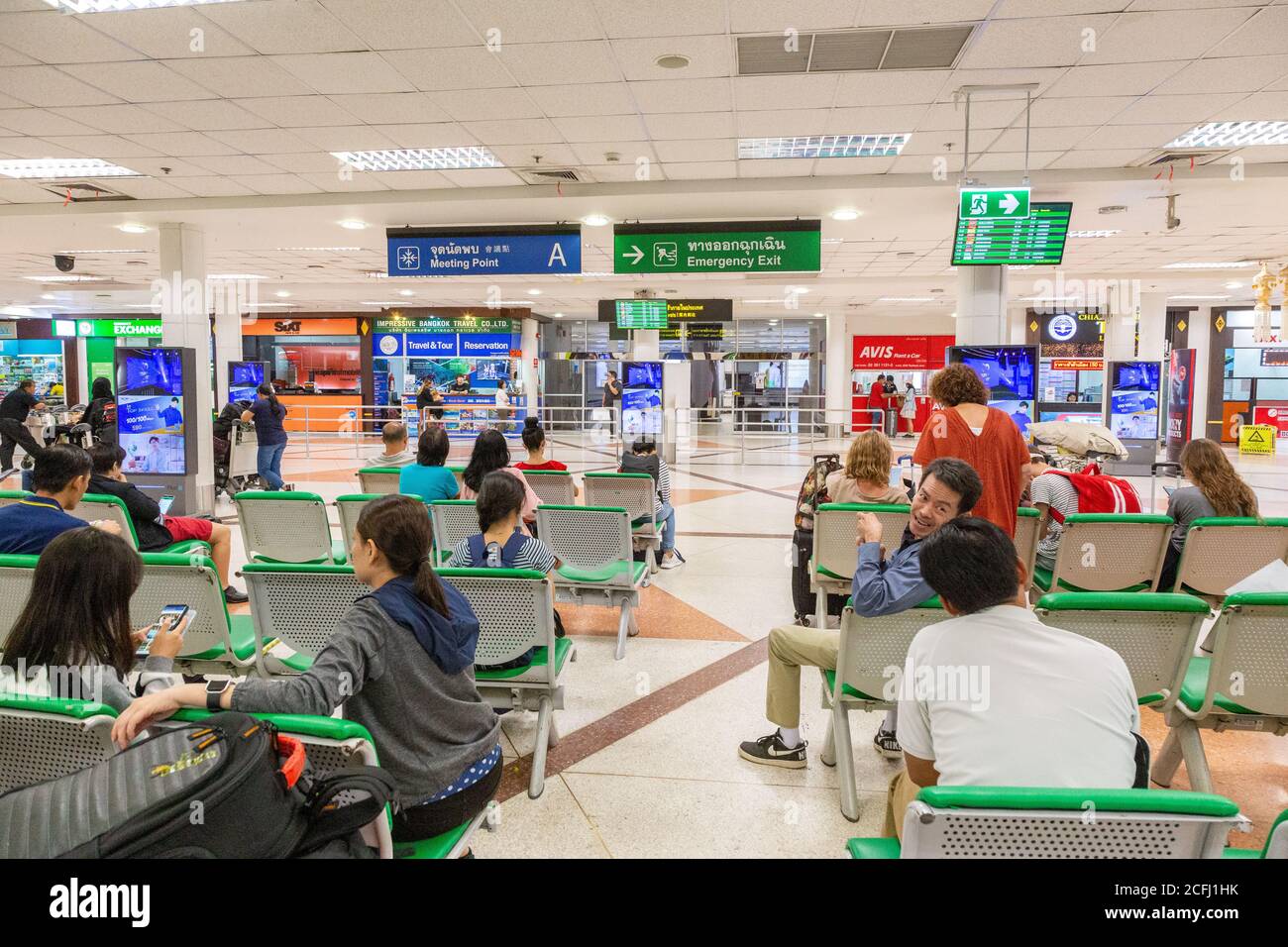 Chiang Mai, Thailand - 14. Juli 2019 - die Leute warten auf die Abholung von Freunden oder Familienmitgliedern am internationalen Flughafen Chiang Mai Stockfoto