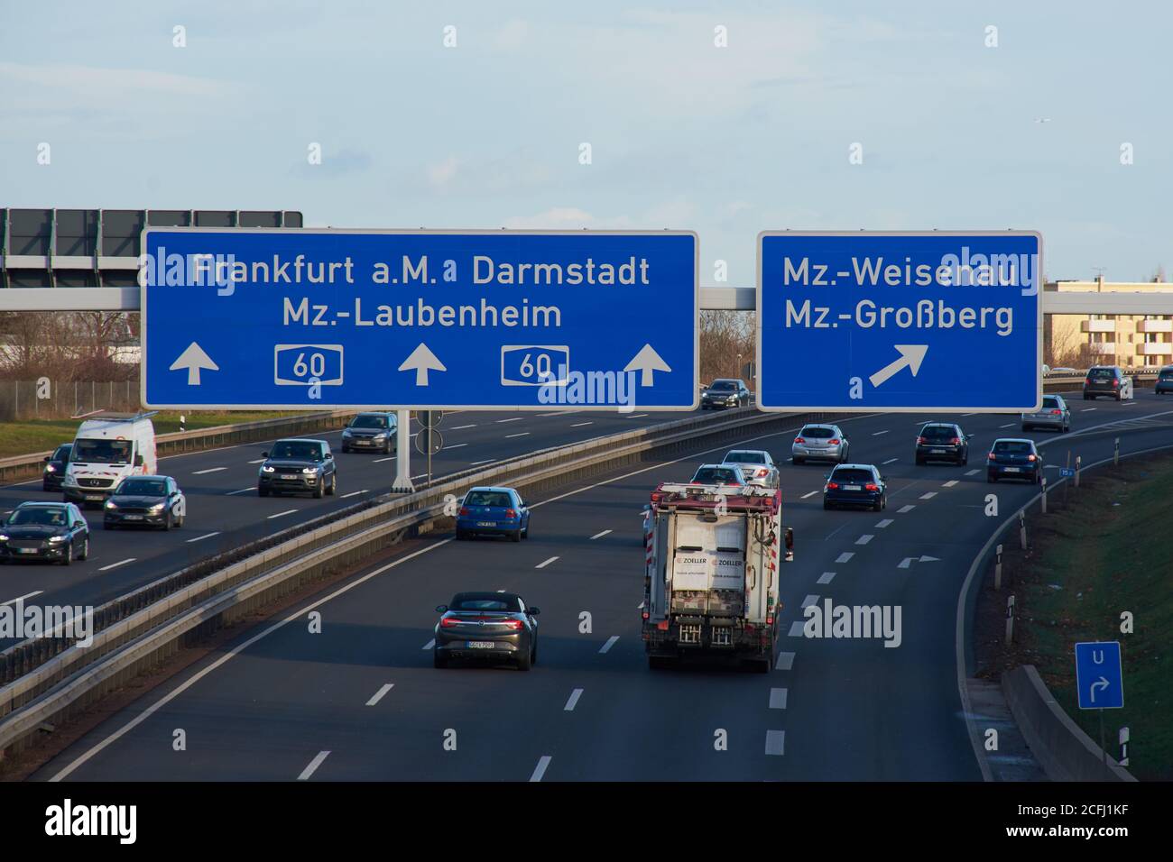 MAINZ, DEUTSCHLAND - 08. Dez 2017: Mainz, Deutschland - 08. Dez 2017: Autos auf der deutschen Autobahn A60 mit blauen Schildern Richtung Frankfurt a. Haupt, Ger Stockfoto