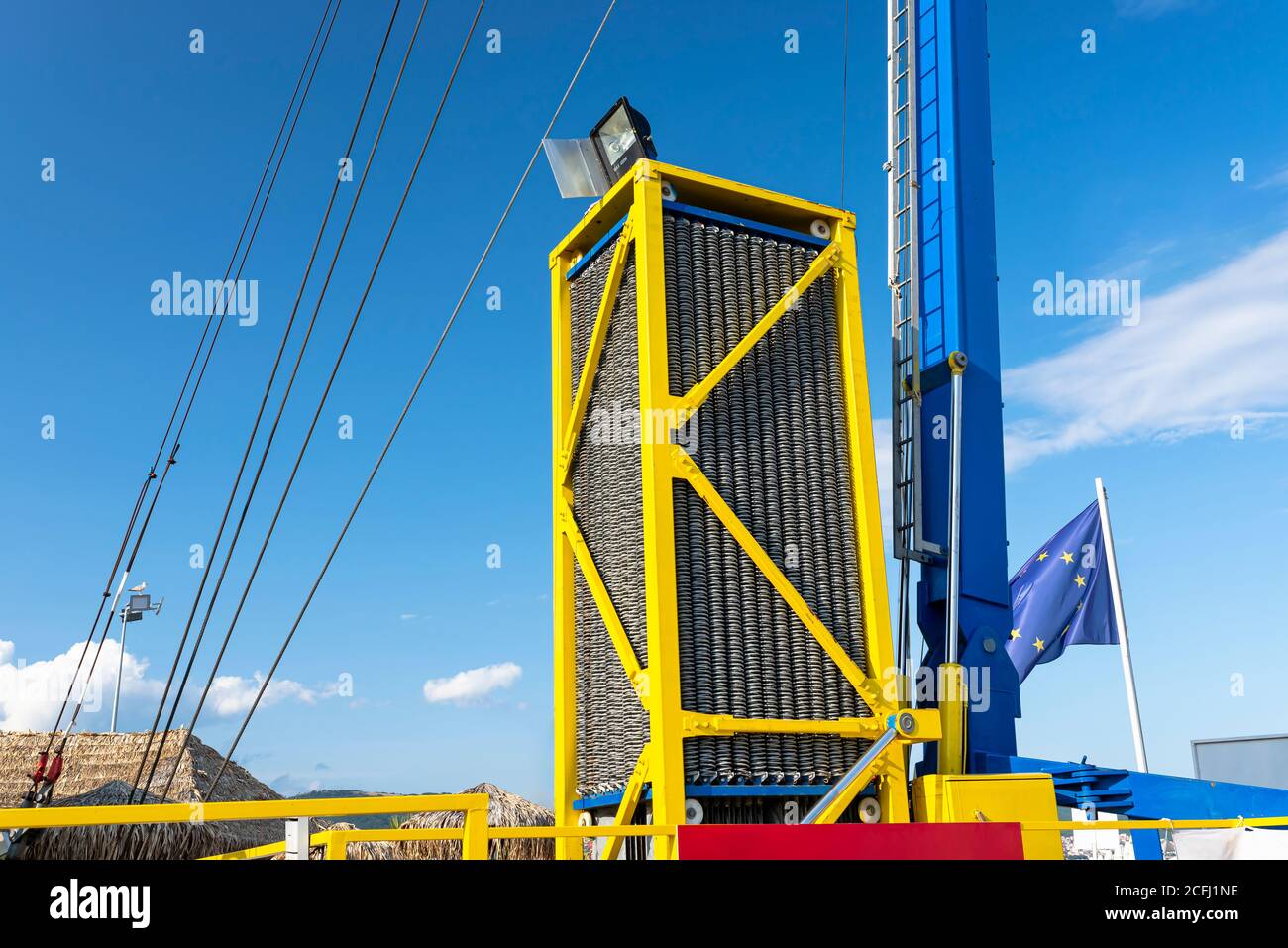 Der katapulte Spannmechanismus aus vielen Federn und Hydraulikzylindern gegen den blauen Himmel. Stockfoto