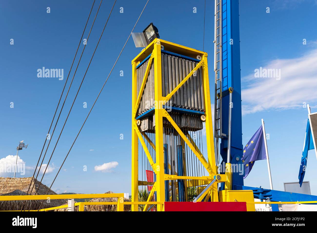 Der katapulte Spannmechanismus aus vielen Federn und Hydraulikzylindern gegen den blauen Himmel. Stockfoto