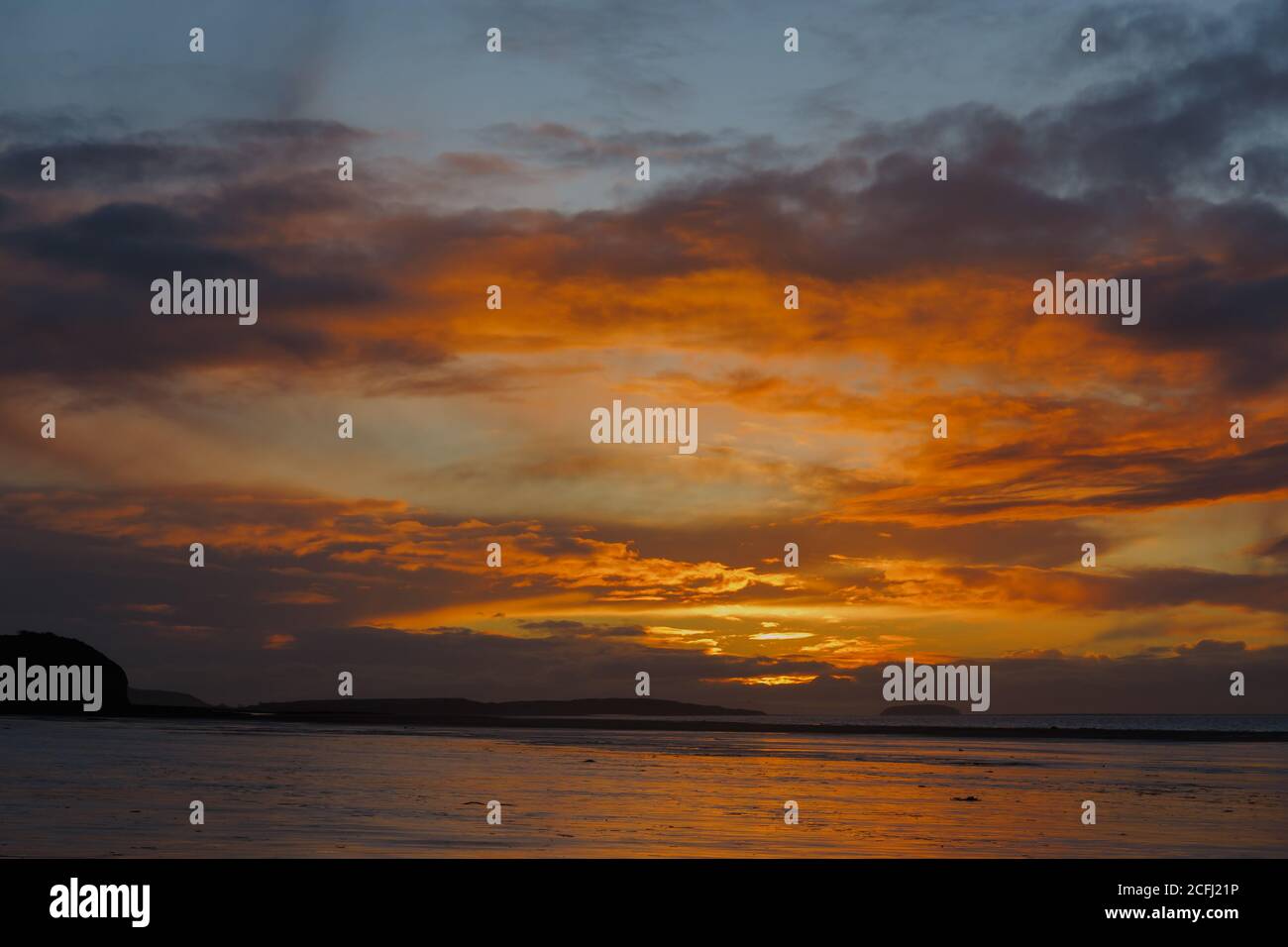 Die untergehende Sonne beleuchtet die Wolkendecke Stockfoto