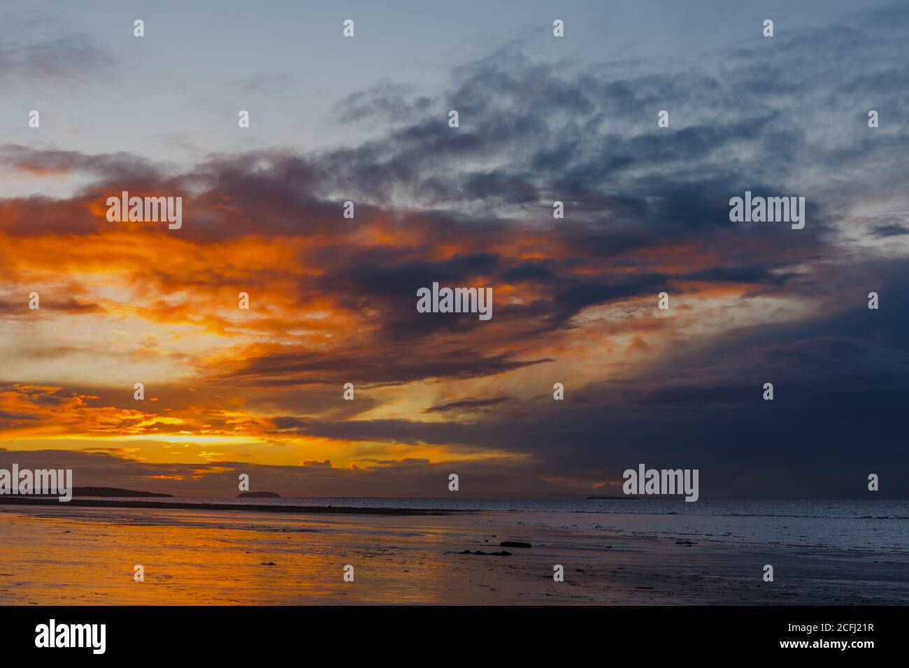 Die untergehende Sonne beleuchtet die Wolkendecke Stockfoto
