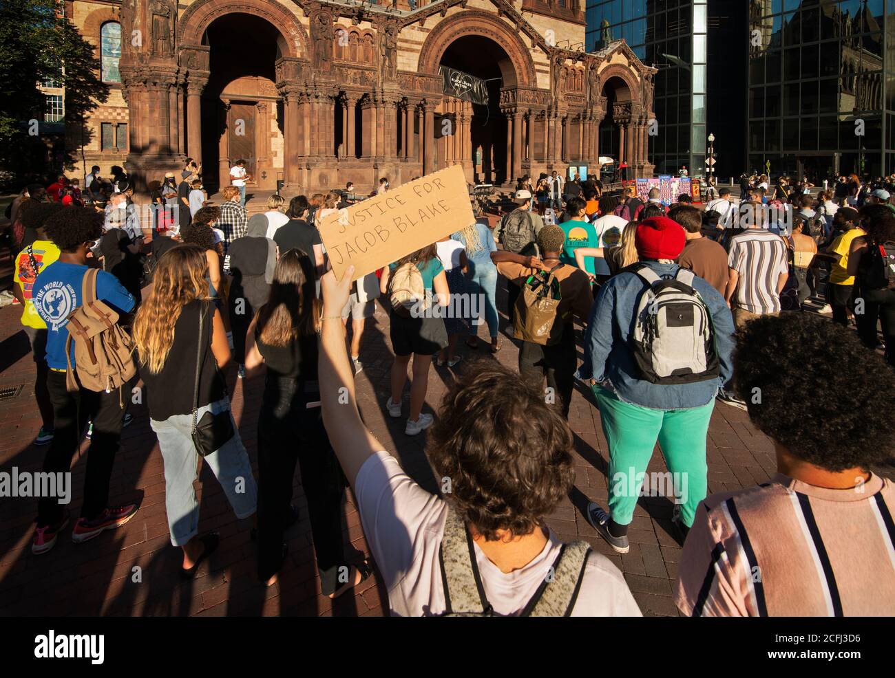 Boston, USA. September 2020. Rally for Black Lives, Black Voices & Jacob Blake. Boston, MA, USA. Copley Square. Mehr als 500 versammelten sich am 5. September 2020 auf dem Copley Square vor der Trinity Church im Zentrum von Boston zur Unterstützung von Black Lives Matter. Das Foto zeigt einen kaukasischen Studenten, der ein Schild hält, das für "Gerechtigkeit für Jacob Blake" ruft. Blake, ein 29-jähriger Black man, der am 23. August 2020 in Kenosha Wisconsin siebenmal in den Rücken geschossen wurde. Kredit: Chuck Nacke / Alamy Live Nachrichten Stockfoto