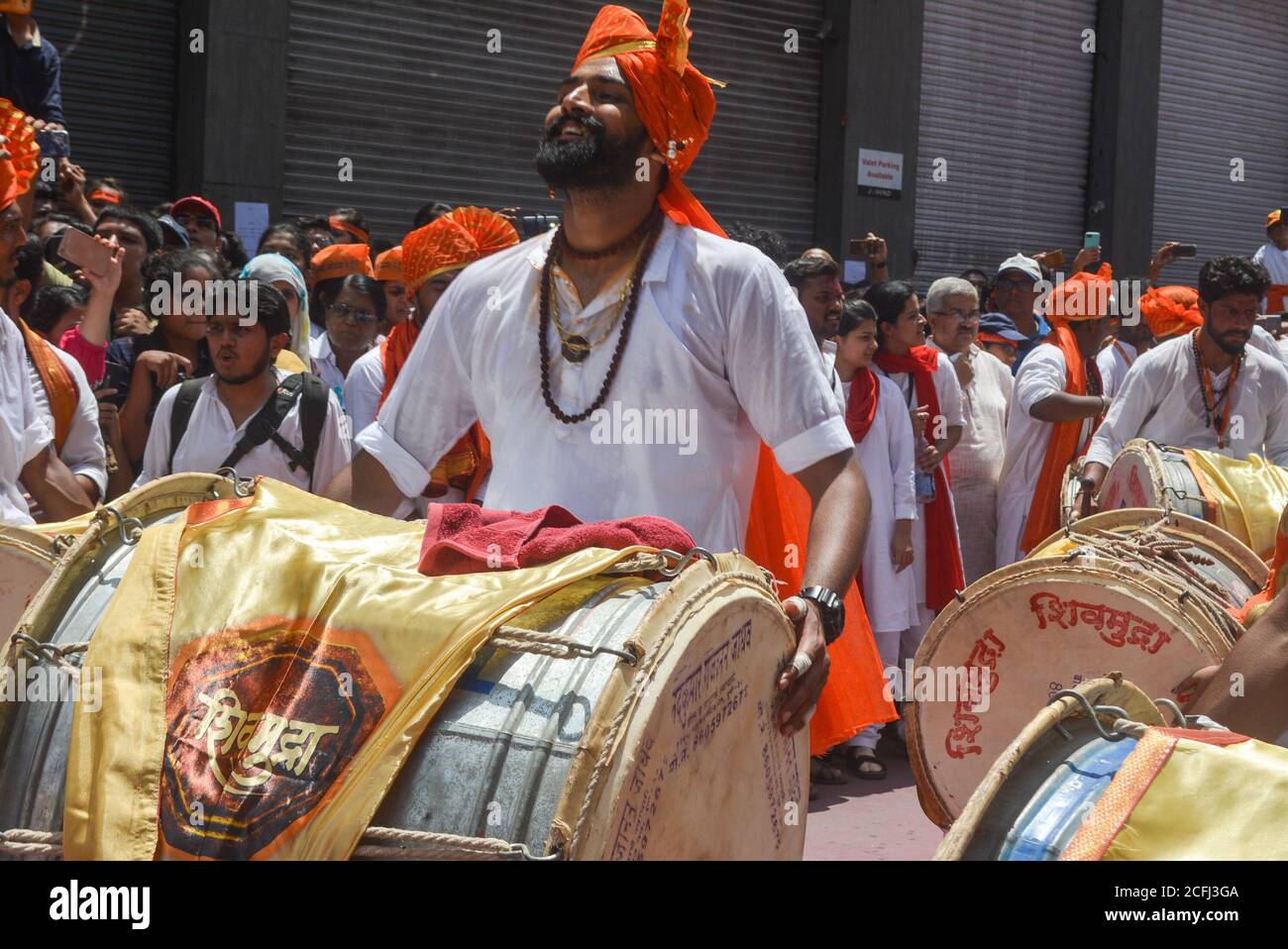 Pune, Indien - 4. September 2017: Shivmudra Dhol Tasha Pathak spielt Dhol auf den Straßen von pune anlässlich des Ganpati visarjan Festivals. Nahaufnahme Stockfoto