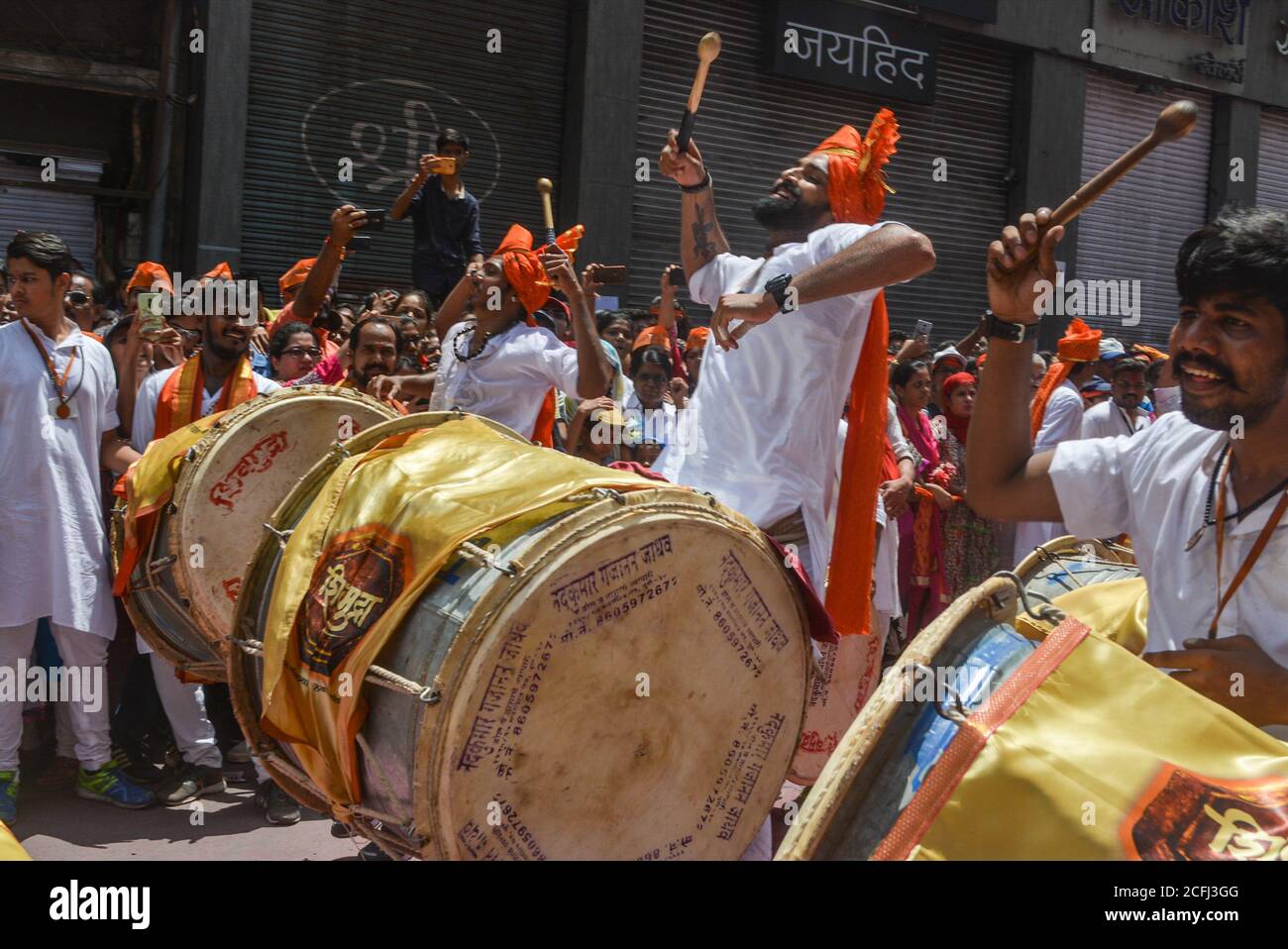 Pune, Indien - 4. September 2017: Shivmudra Dhol Tasha Pathak springt und spielt freudig Dhol auf den Straßen von pune anlässlich der Ganpati visarj Stockfoto