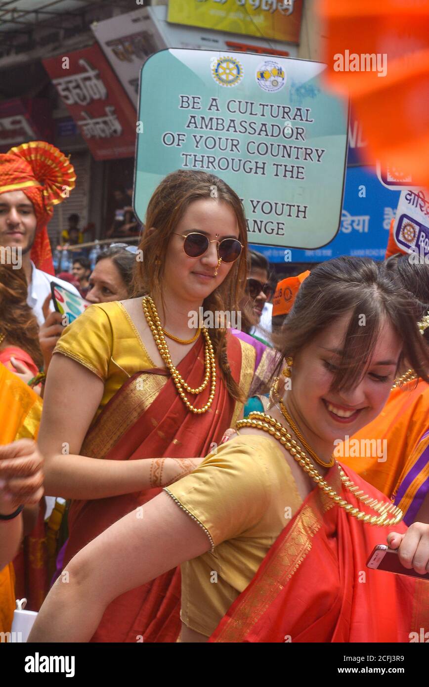 Pune, Indien - 4. September 2017: Ein Mitglied des Rotary Clubs, das traditionelle hindu Saree während des Ganpati visarjan Festivals in pune trägt. Ausländische Mitglieder von Stockfoto
