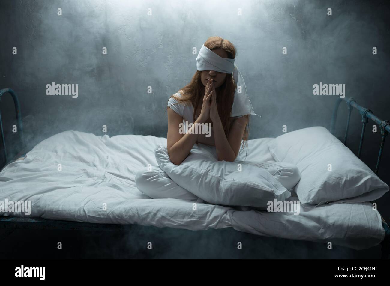 Verrückte Frau mit verbundenen Augen im Bett, psychedelisch Stockfotografie  - Alamy