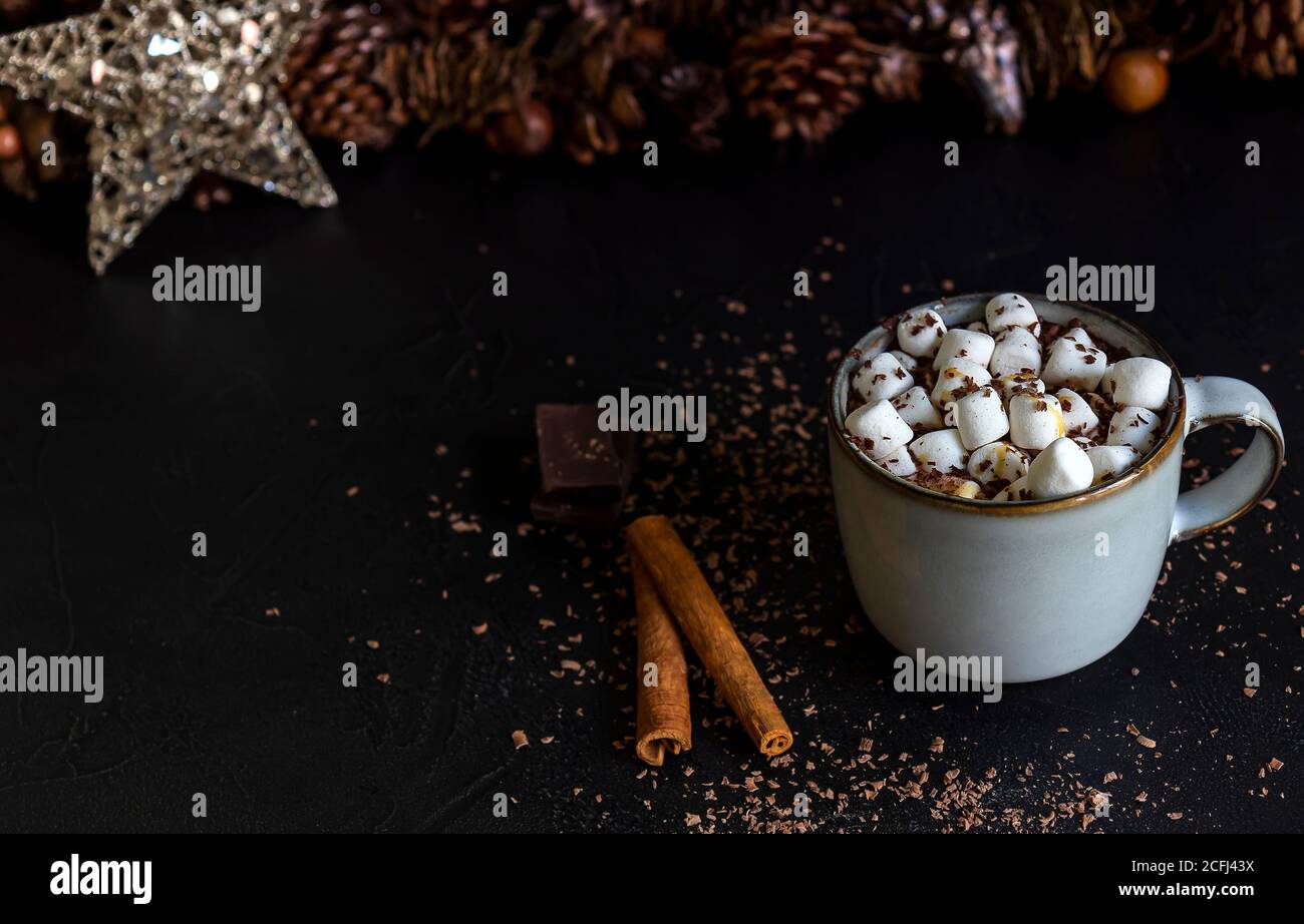 Gemütliche Feiertagskomposition, Becher mit Kakao oder heiße Schokolade mit Marshmallow. Stockfoto