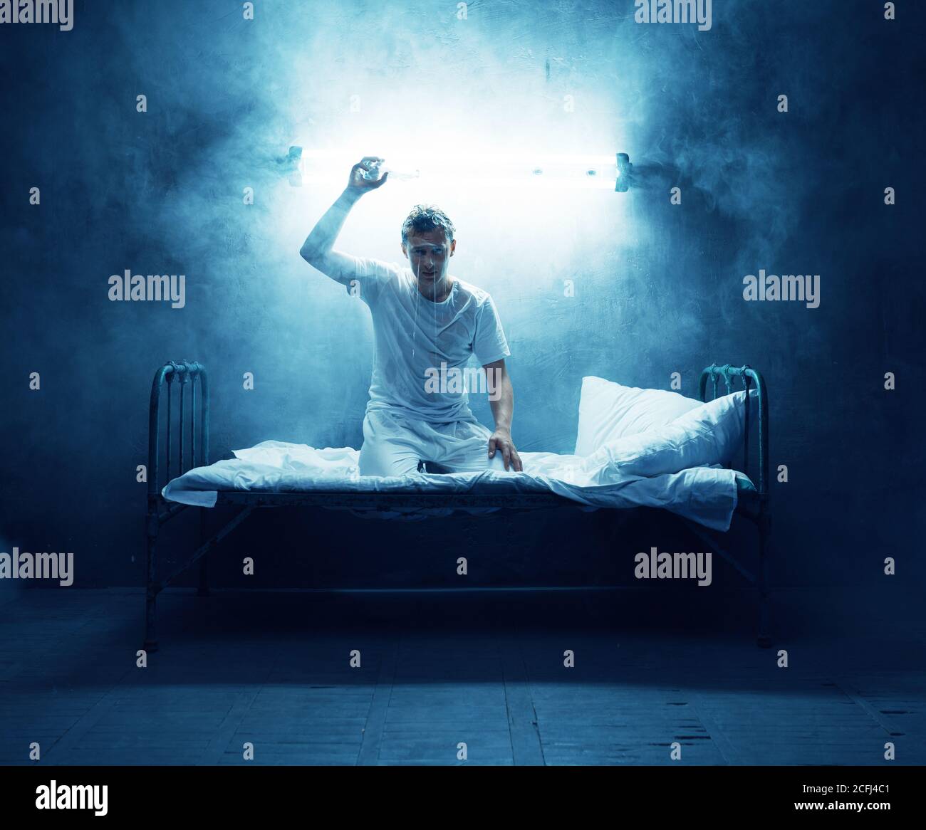 Psycho Mann im Bett, Schlaflosigkeit, Störung, psychedelisch Stockfoto