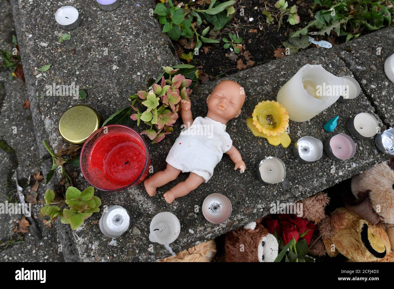 Solingen, Deutschland. September 2020. Die Menschen drückten ihre Trauer mit einer Puppe und Kerzen vor dem Haus aus, wo die Polizei fünf tote Kinder fand. Die Staatsanwaltschaft hat einen Haftbefehl gegen die Mutter erlassen, die einen Suizidversuch überlebt hat. Gestern fand vor dem Haus ein kleiner Trauerdienst statt. Quelle: Roberto Pfeil/dpa/Alamy Live News Stockfoto