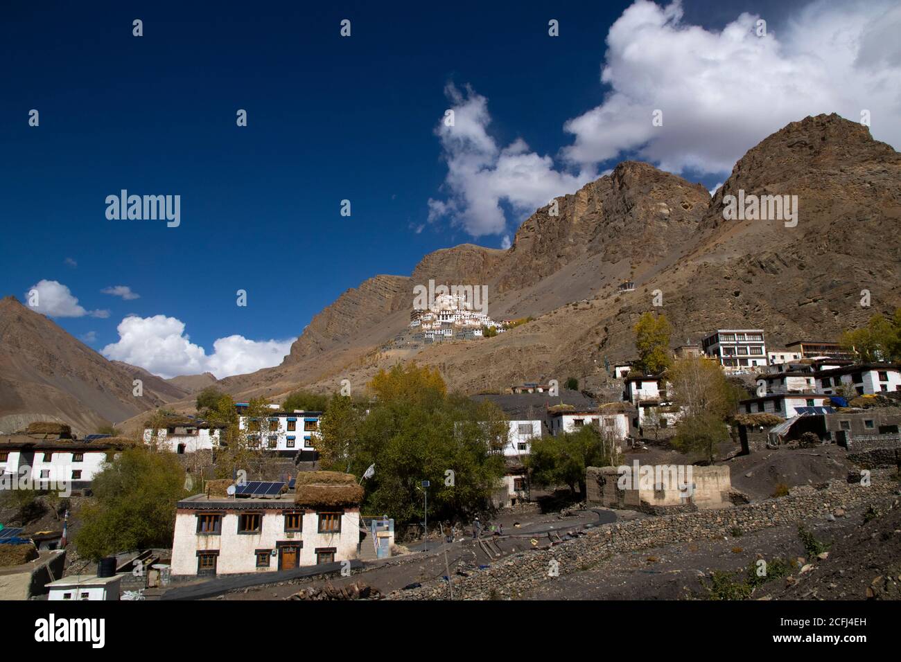 Dhankar Kloster, Spiti Valley in Indien - verschiedene Winkel von innen und außen mit Mönchen und Touristen an einem klaren Tag mit wenigen weißen Wolken. Stockfoto