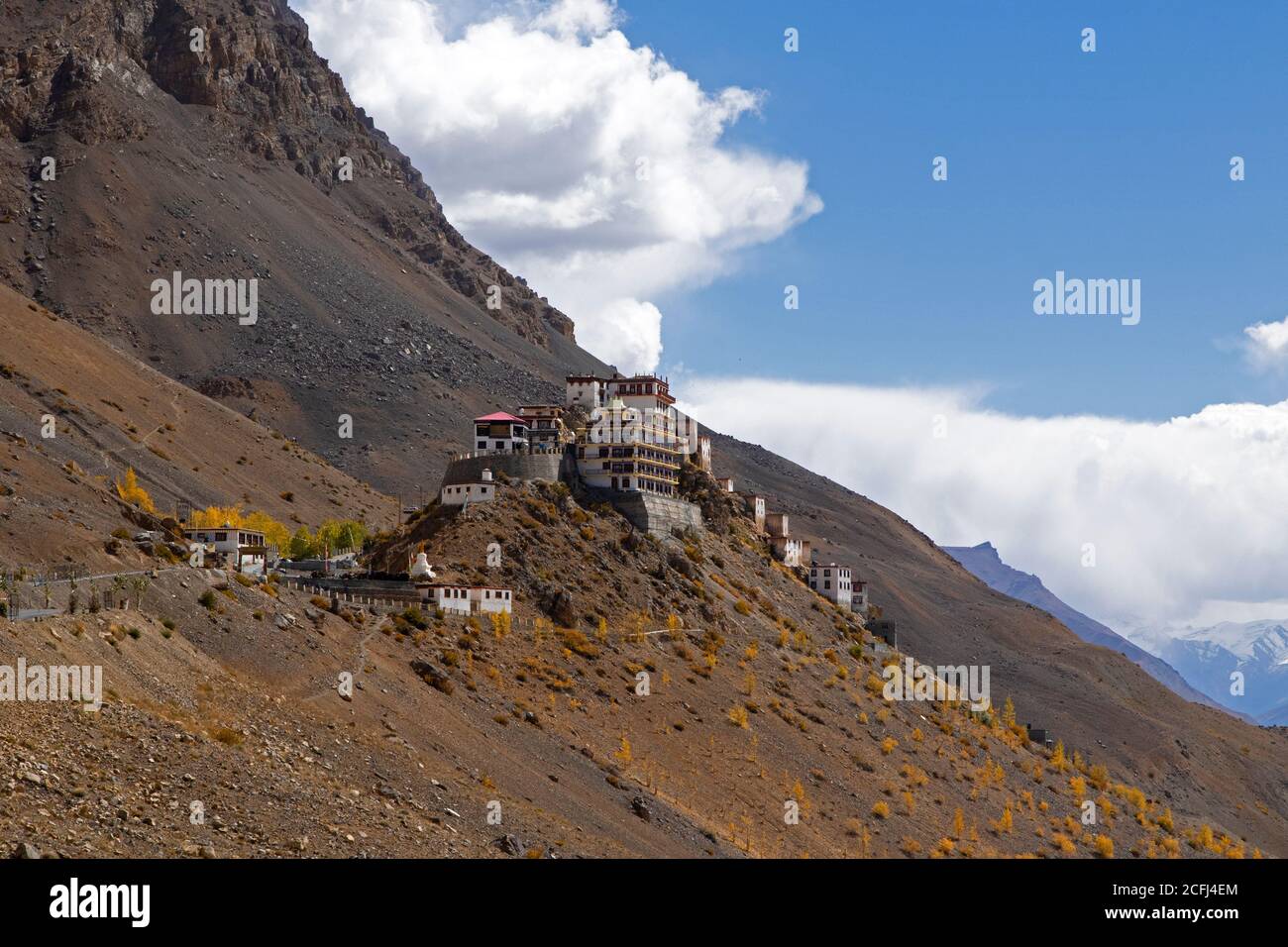 Dhankar Kloster, Spiti Valley in Indien - verschiedene Winkel von innen und außen mit Mönchen und Touristen an einem klaren Tag mit wenigen weißen Wolken. Stockfoto