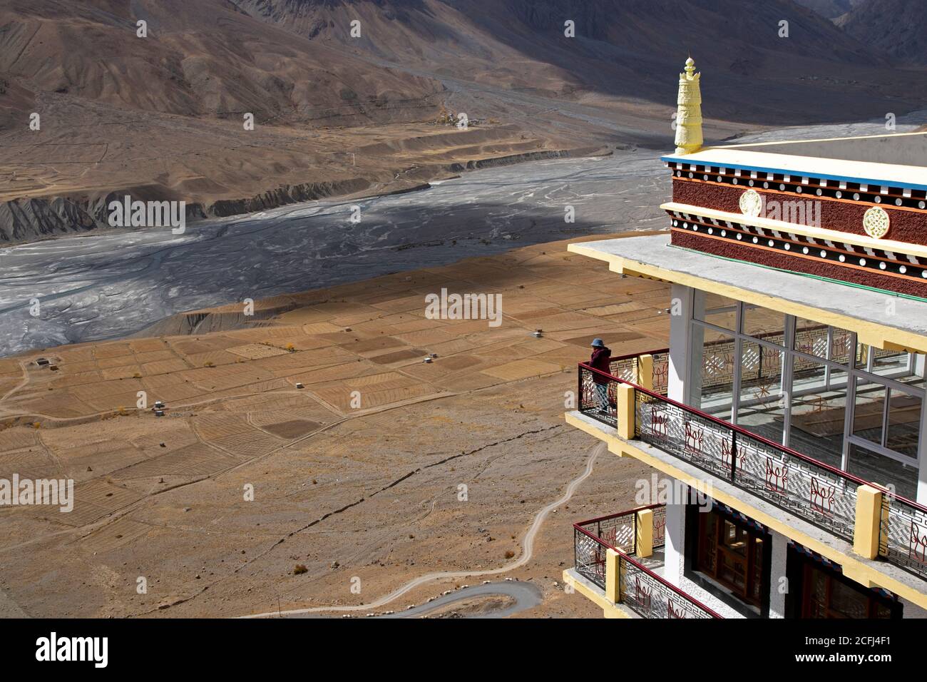 Dhankar Kloster, Spiti Valley in Indien - verschiedene Winkel von innen und außen mit Mönchen und Touristen an einem klaren Tag mit wenigen weißen Wolken. Stockfoto