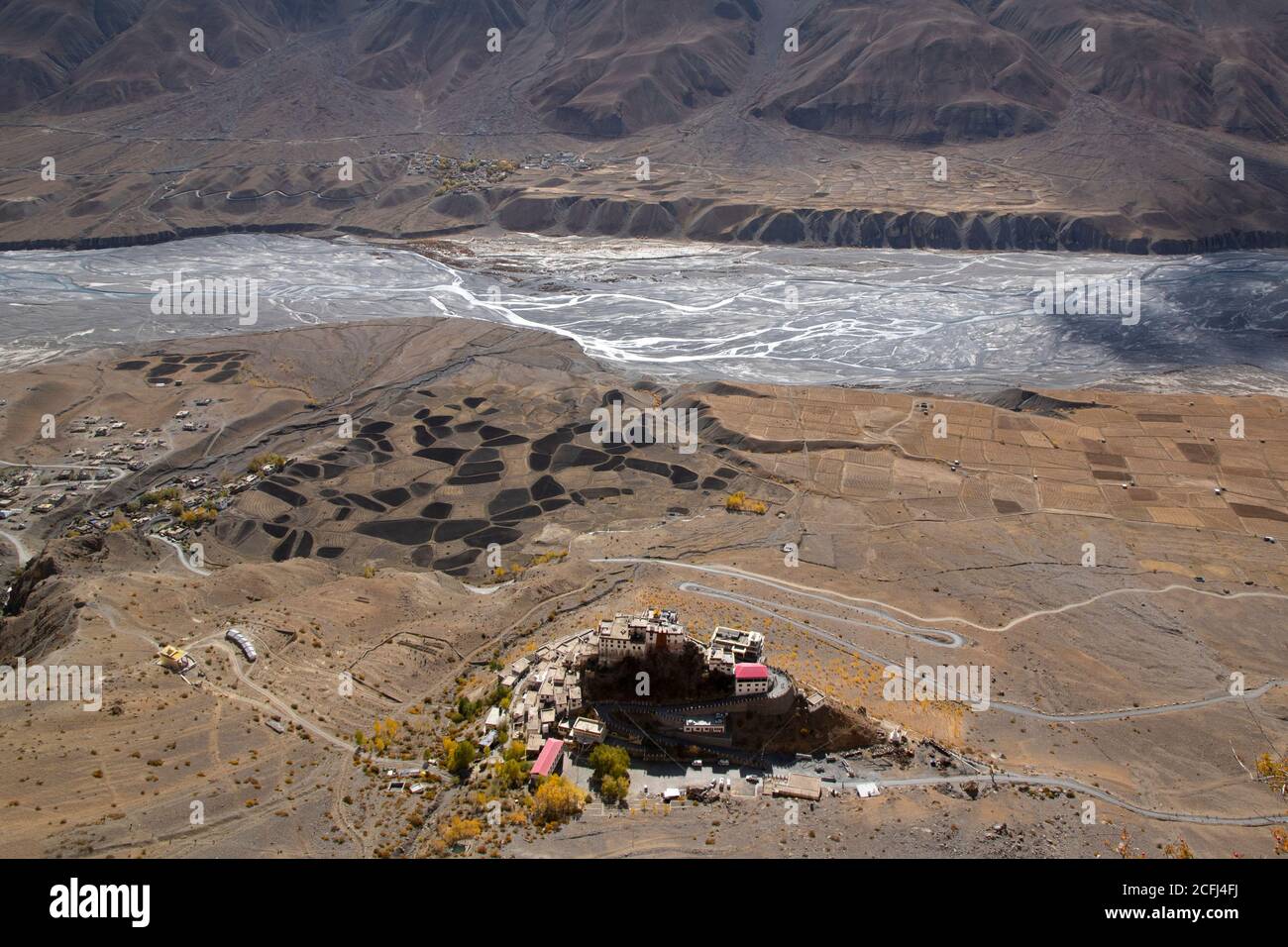 Dhankar Kloster, Spiti Valley in Indien - verschiedene Winkel von innen und außen mit Mönchen und Touristen an einem klaren Tag mit wenigen weißen Wolken. Stockfoto