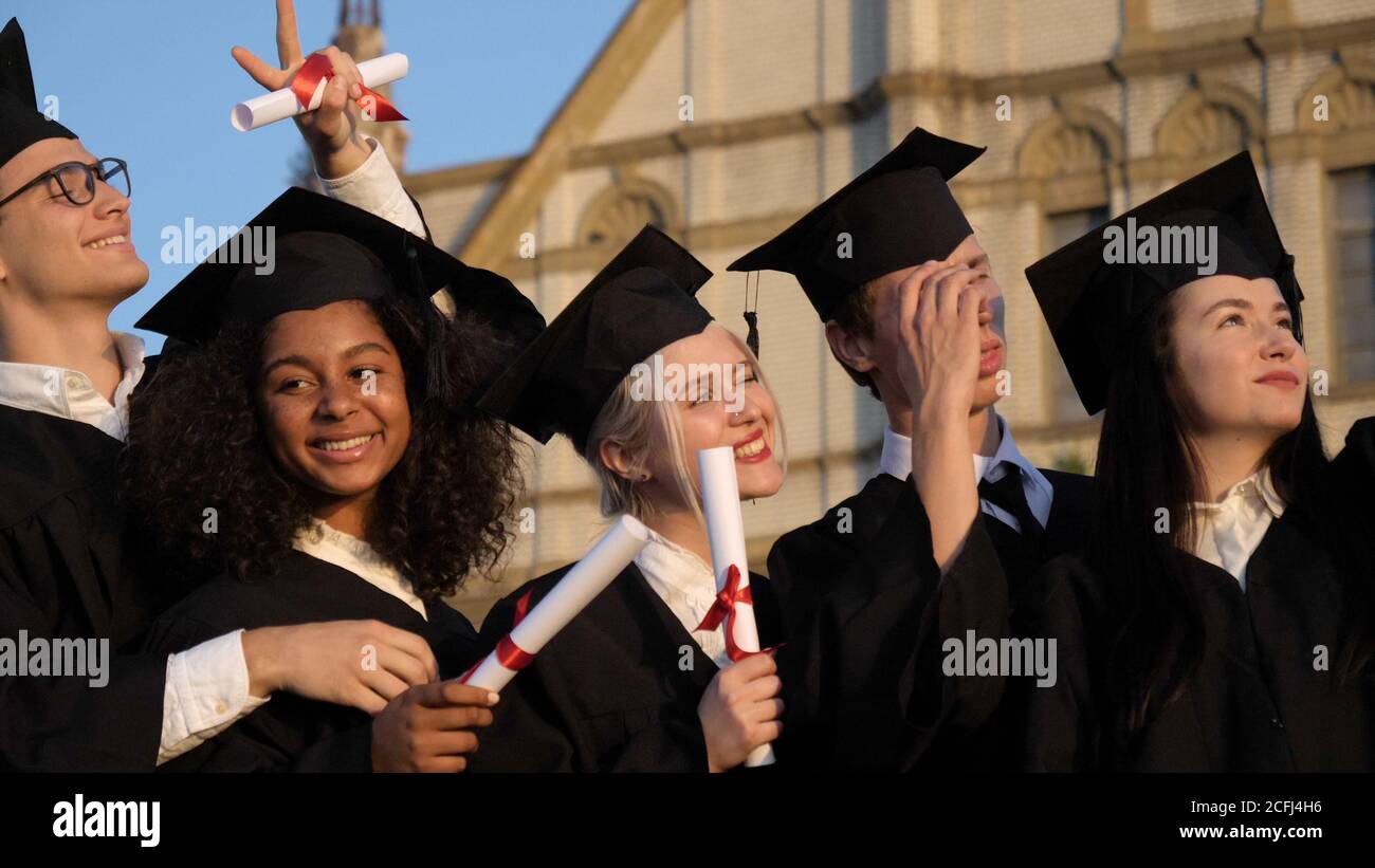 Studenten, die Selfie nach dem Abschluss machen. Stockfoto