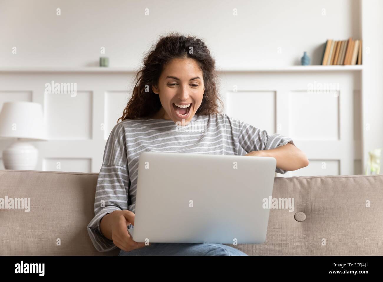 Frau mit Laptop lesen Nachrichten online fühlt sich aufgeregt Stockfoto