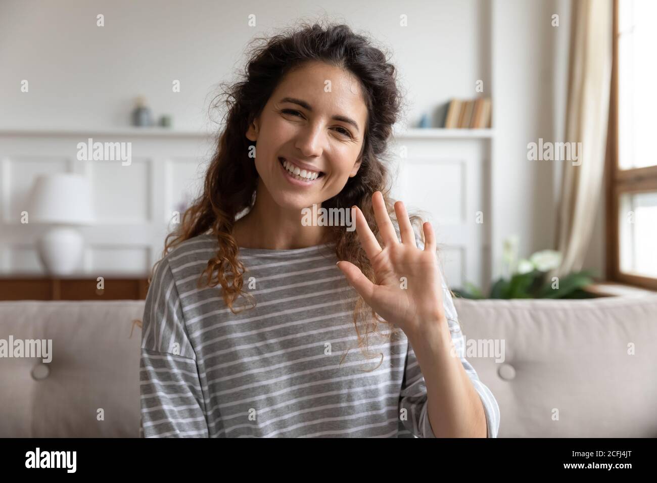 Frau schaut Kamera Gruß Freund Videokonferenz Meeting starten Stockfoto