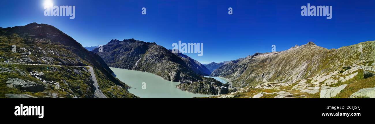 Panoramaszenerie der schweizer alpen. See auf dem Gipfel des grimselpasses auf 2168 Metern. Saubere Luft Stockfoto
