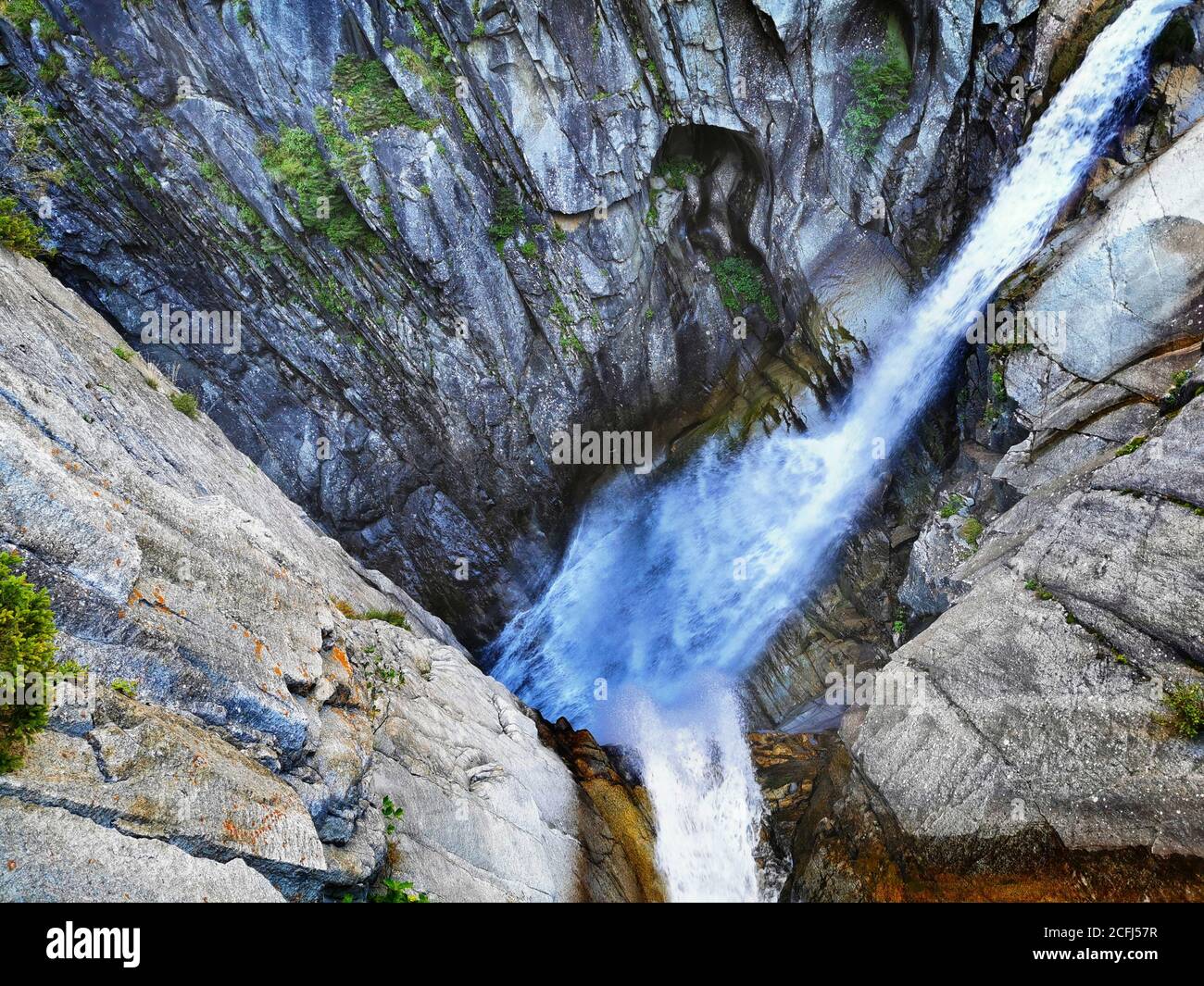Wasserfall von oben geschossen. Bach über Felsklippe in der Schweiz Stockfoto