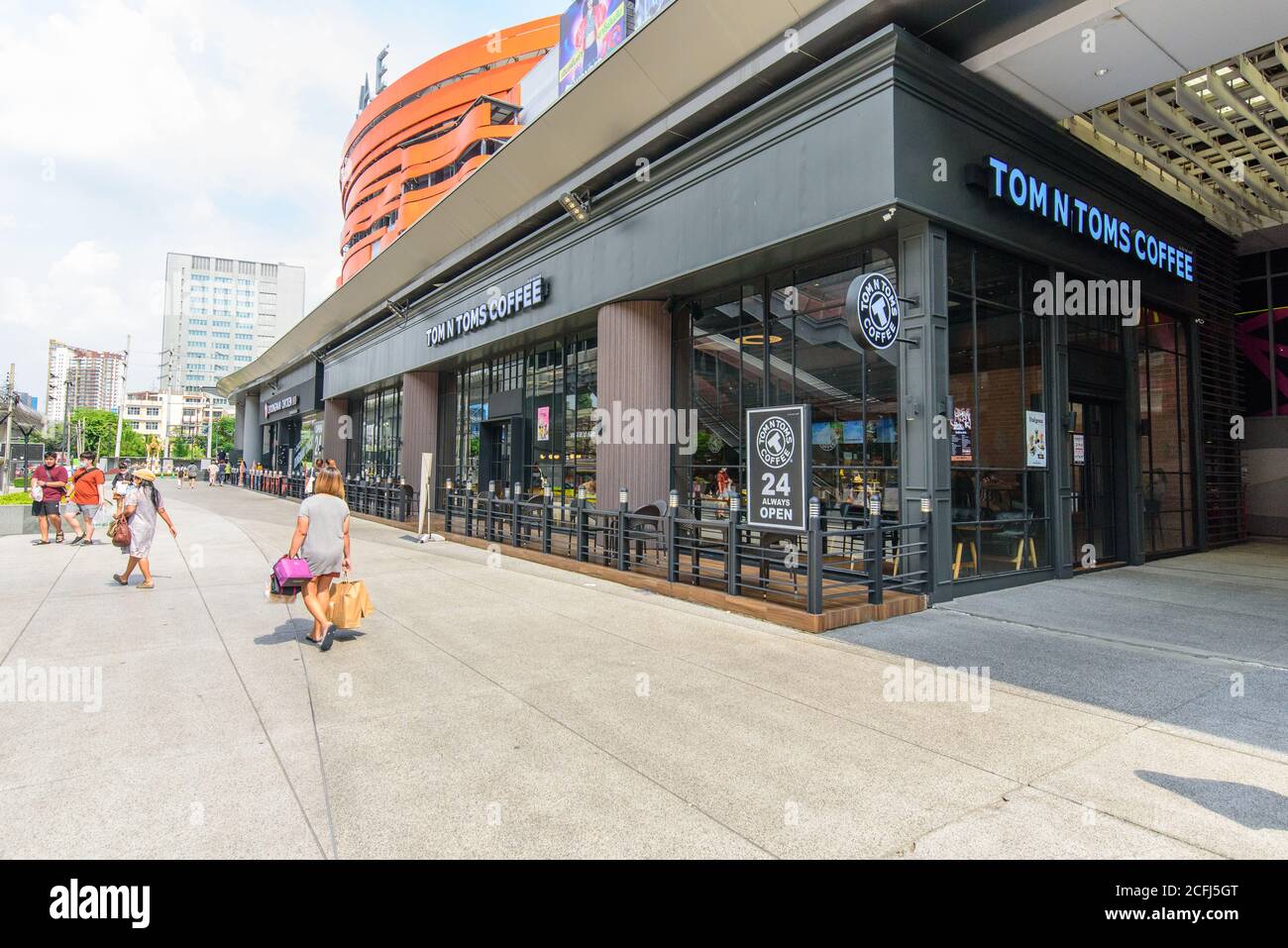 Bangkok, Thailand - 2. September, 2020 : tom n toms Cafe Shop Front side at Seacon Bangkae Shopping Mall Stockfoto