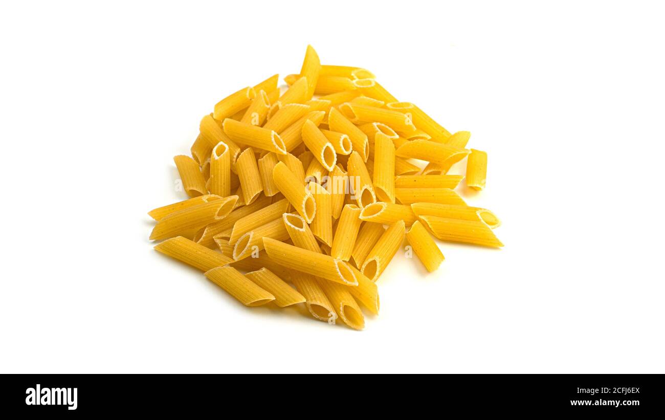 Rohe Penne rigate Form der italienischen Pasta auf weißem Hintergrund. Hochwertige Fotos Stockfoto