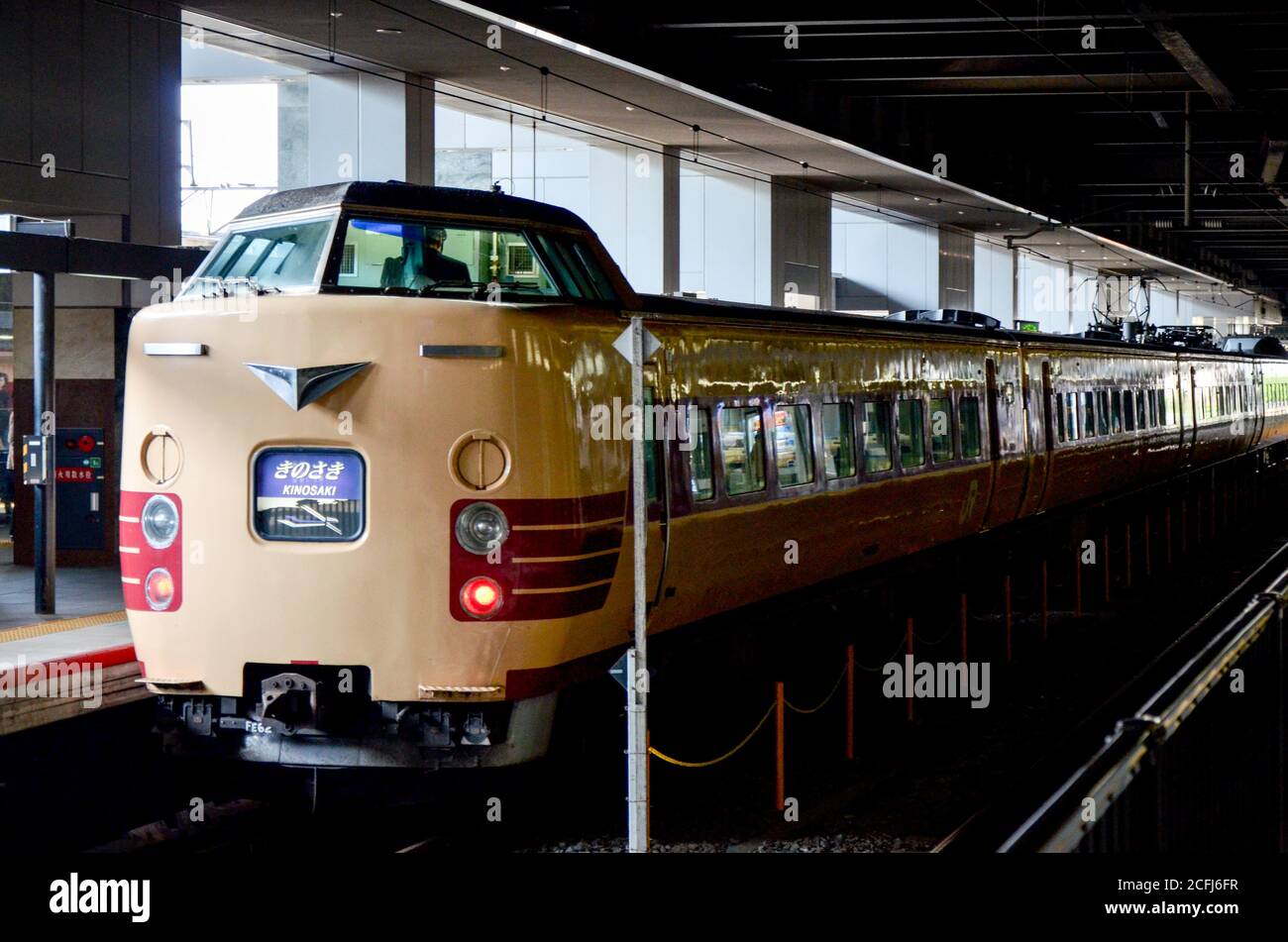 Der Zug der Baureihe 381 (381系, 381-kei) am Bahnhof Kyoto. Stockfoto