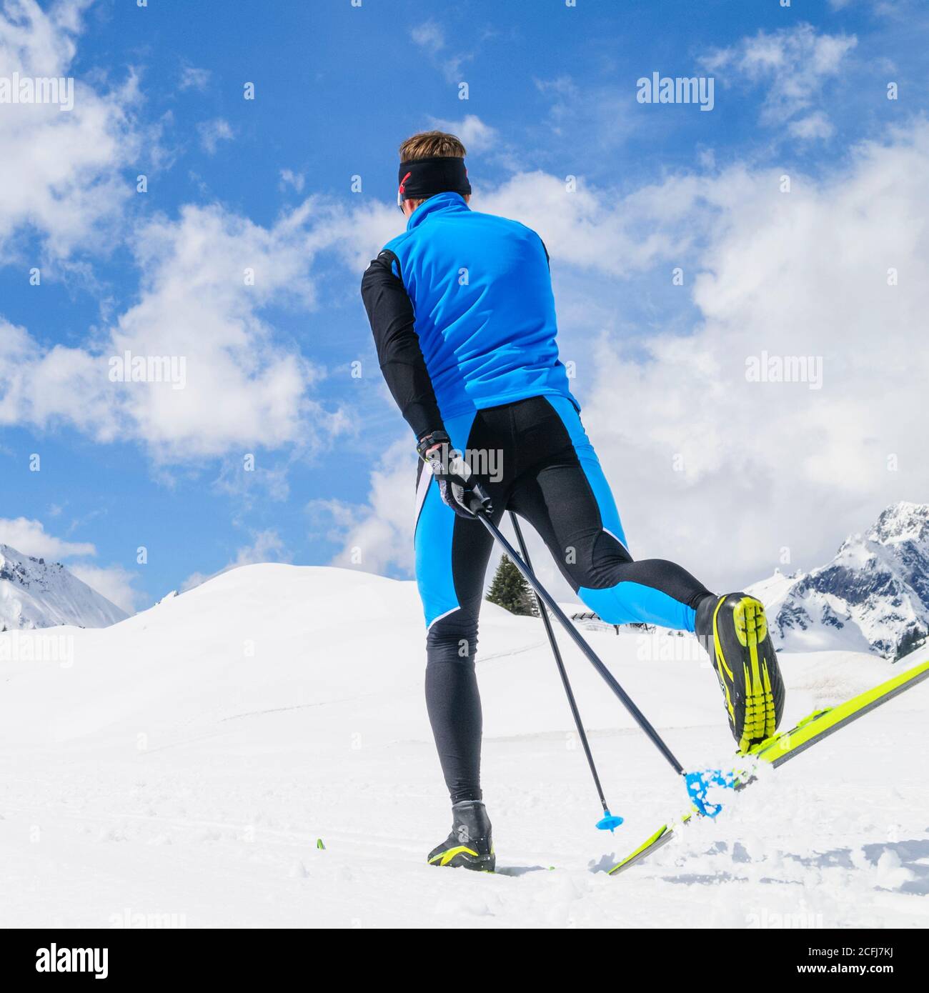 Sportlicher Mann bei einer Tour auf Langlaufskiern in klassischer Musik Stil Stockfoto