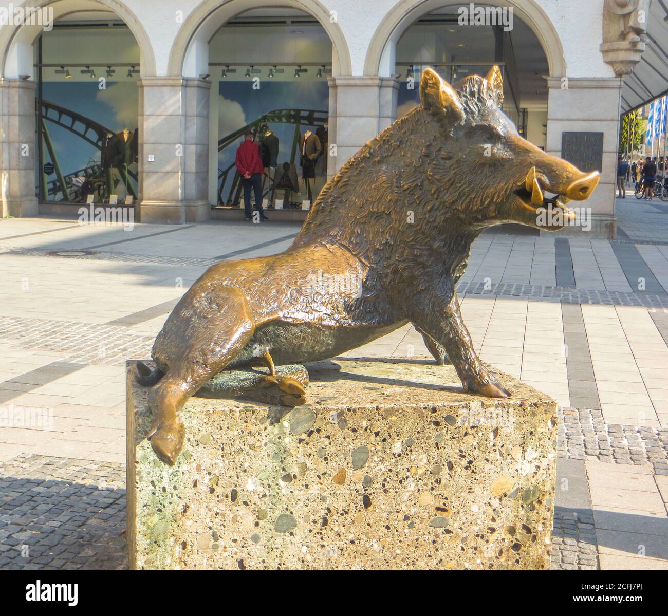 München, Bayern, Deutschland. Die Bronzestatue des sitzenden Wildschweins (Sitzender Keiler) vor dem Deutschen Jagd- und Fischereimuseum. Stockfoto