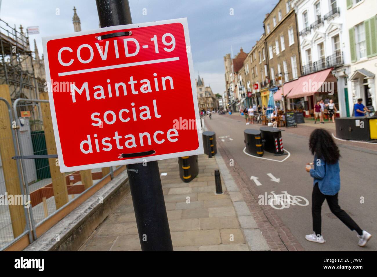 „COVID-19 Maintain Social Distance“-Schild auf einem Pfosten auf der Straße während der Covid-19-Pandemie 2020 (Juli 2020) in Cambridge, Großbritannien Stockfoto