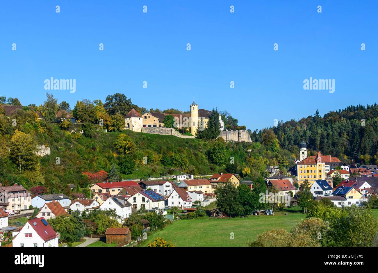 Das kleine Dorf Möhren bei Treuchtlingen mit seinem gleichnamigen Schloss. Stockfoto