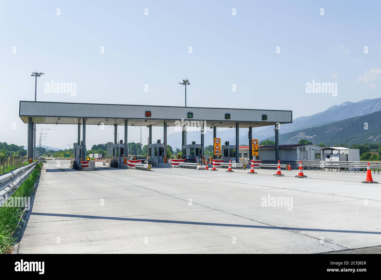 Autobahnmautstationen mit gebührenpflichtigen Ständen. Griechische Straße, wo Autofahrer zahlen, um Tore für Abschnitte Egnatia Autobahn passieren, mit E-Pass-Option. Stockfoto