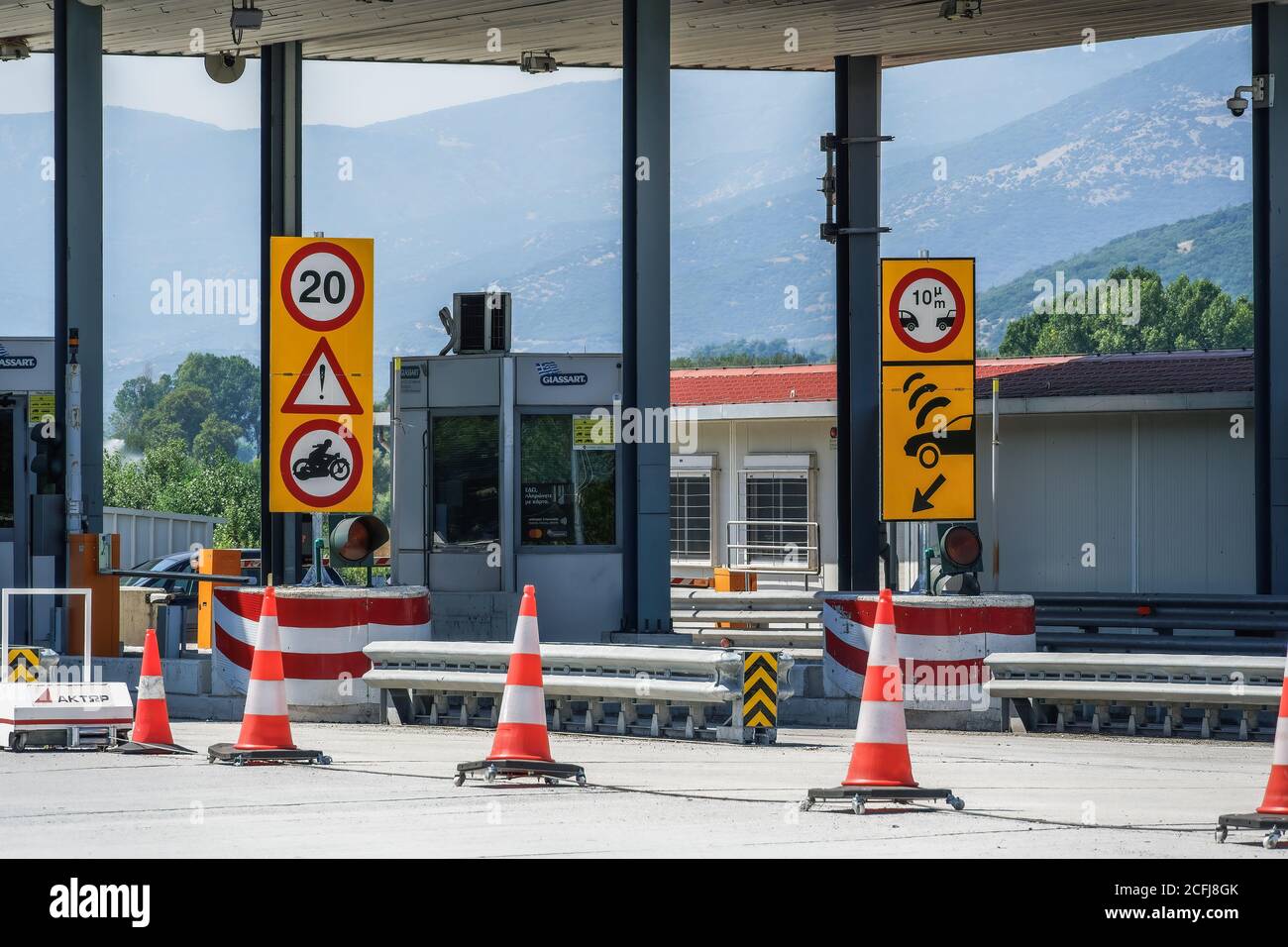 Autobahnmautstationen mit gebührenpflichtigen Ständen. Griechische Straße, wo Autofahrer zahlen, um Tore für Abschnitte Egnatia Autobahn passieren, mit E-Pass-Option. Stockfoto
