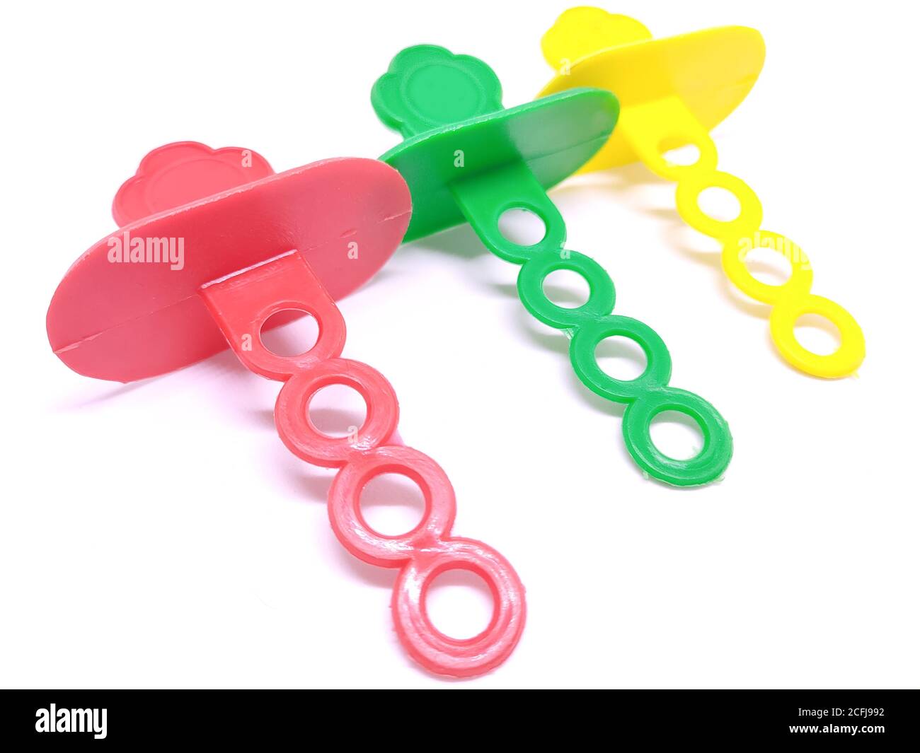 Bunte Kunststoff-Eiscreme-Stick für die Vorbereitung zu Hause auf weißem Hintergrund platziert. Stockfoto